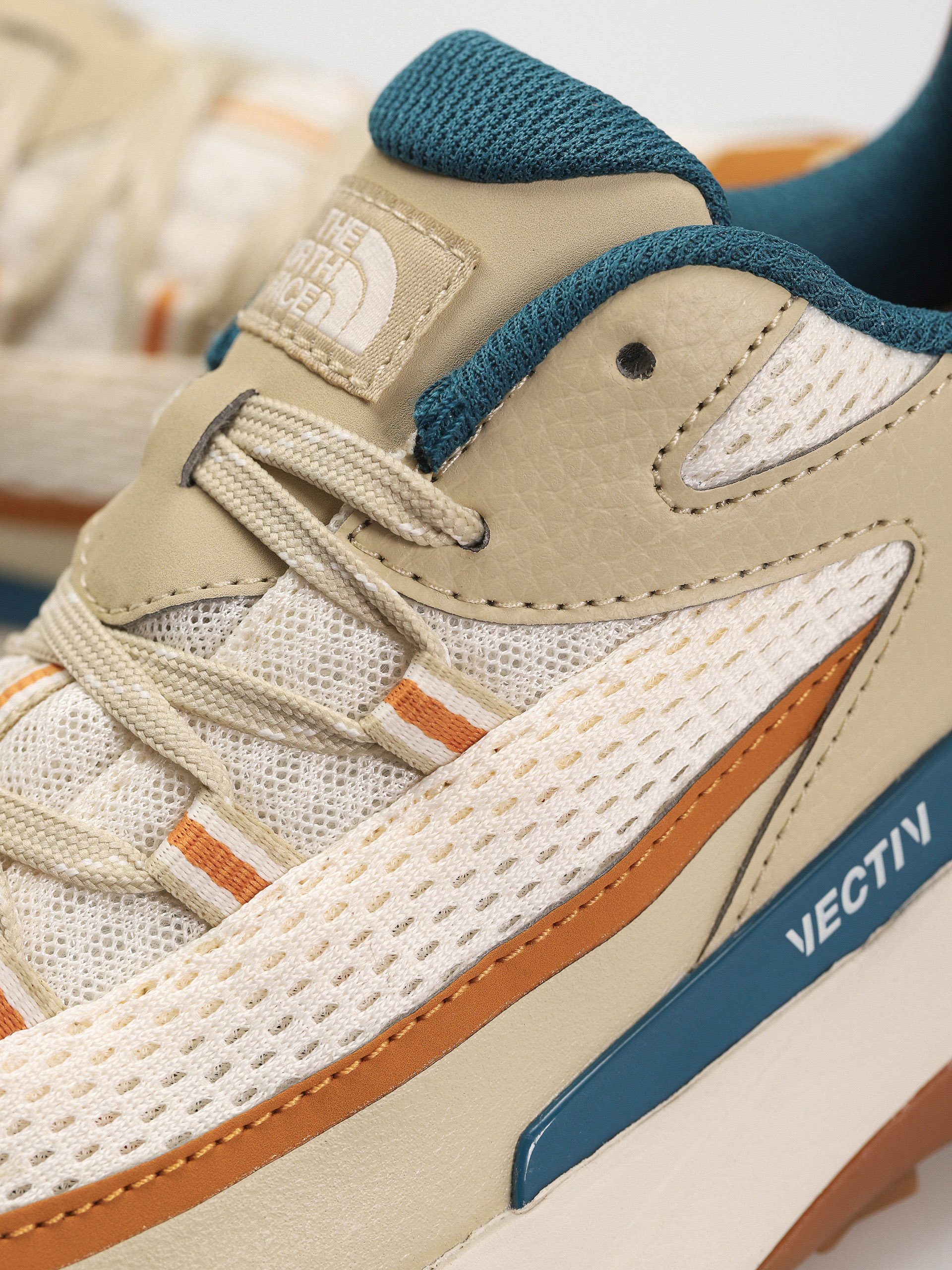 Boty The North Face Vectiv Taraval Wmn (gravel/white dune)