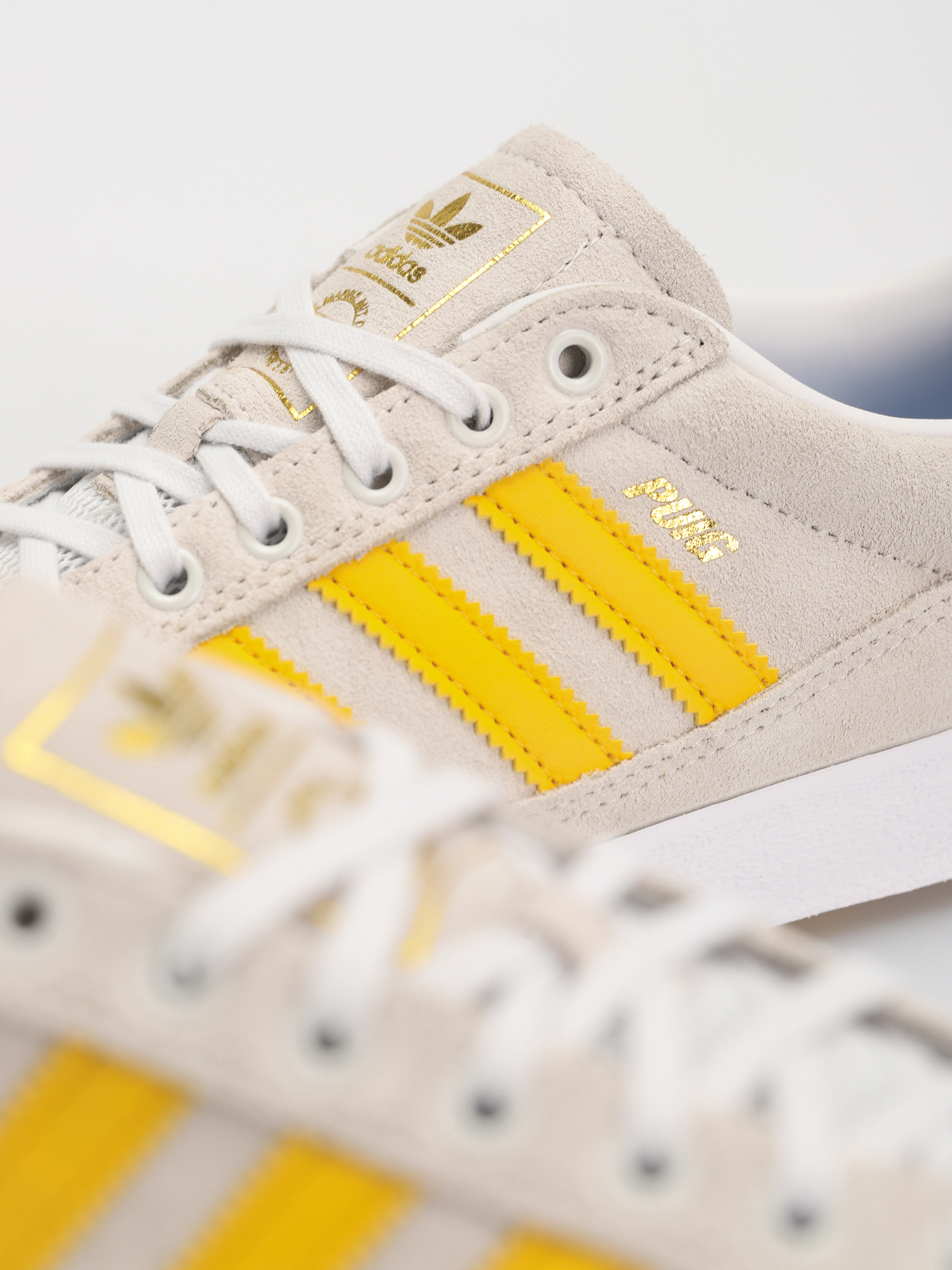 Boty adidas Puig Indoor (crywht/bogold/ftwwht)
