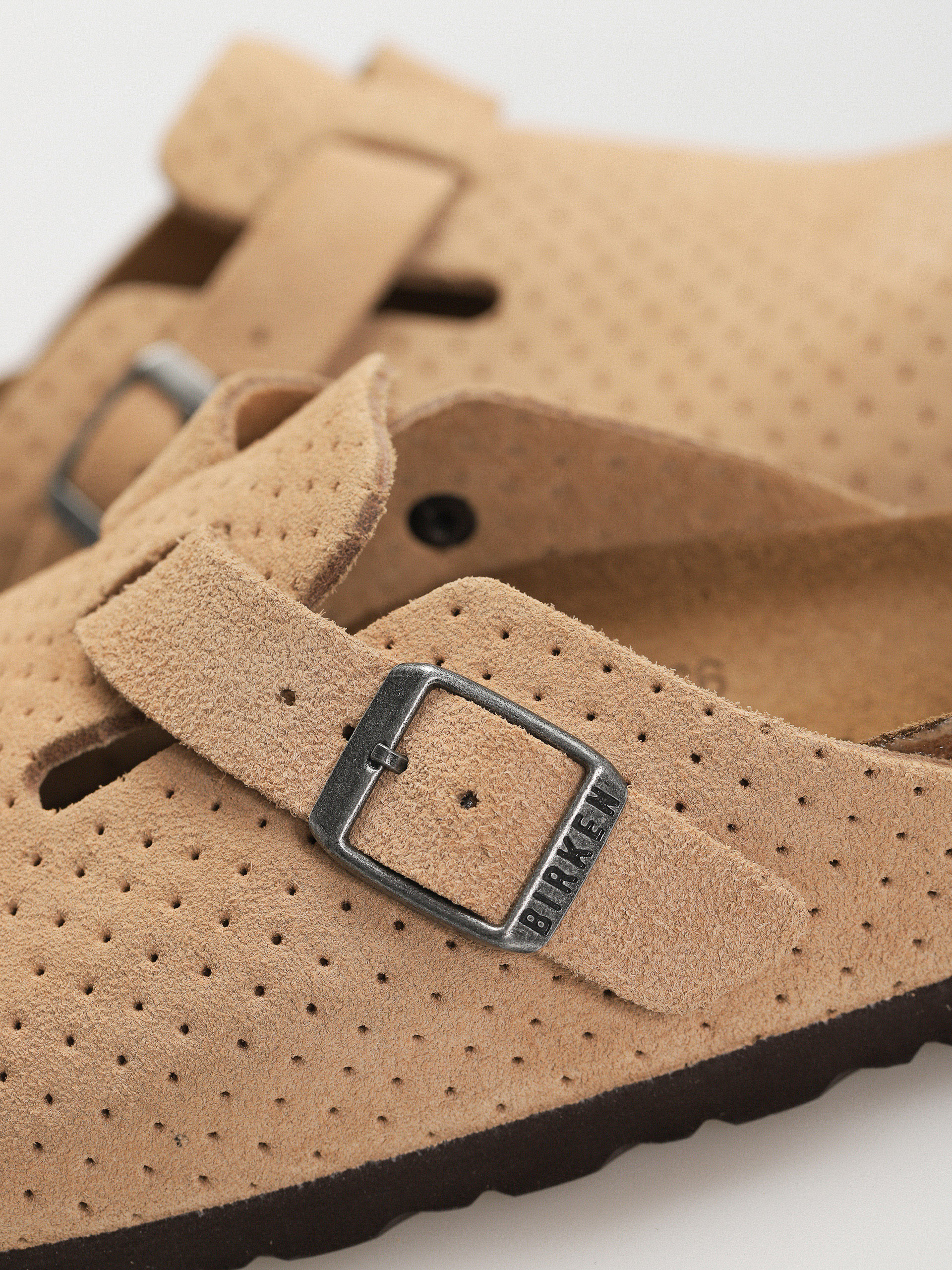 Plážovky Birkenstock Boston Suede Embossed Narrow Wmn (emboss dots new beige)