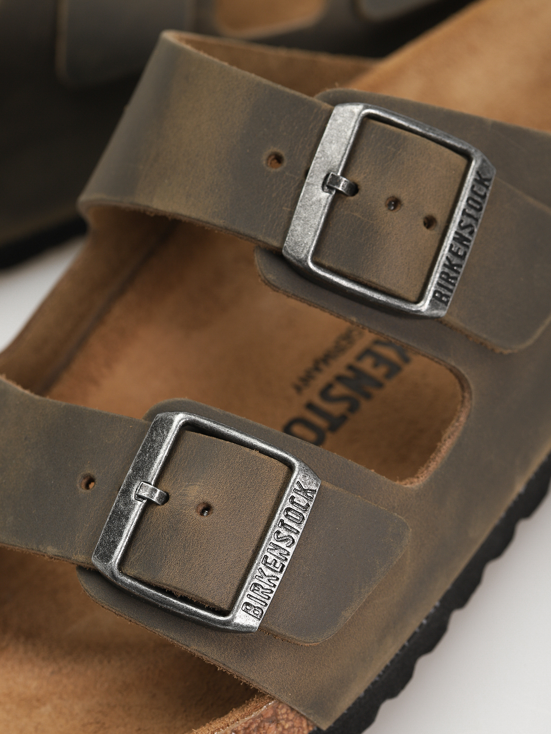 Plážovky Birkenstock Arizona Oiled Leather Regular (faded khaki)