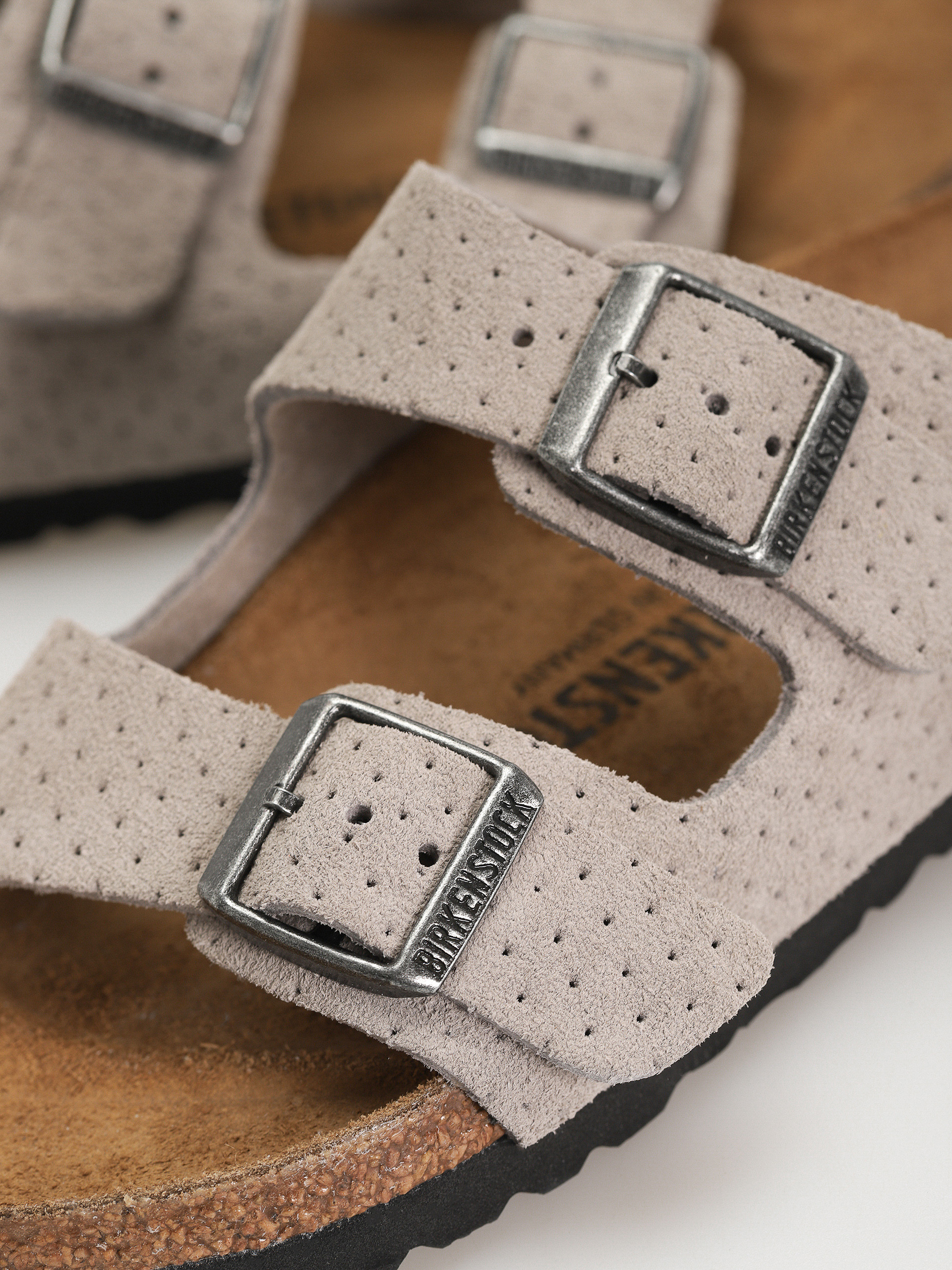 Plážovky Birkenstock Arizona Suede Embossed Narrow Wmn (emboss dots stone coin)