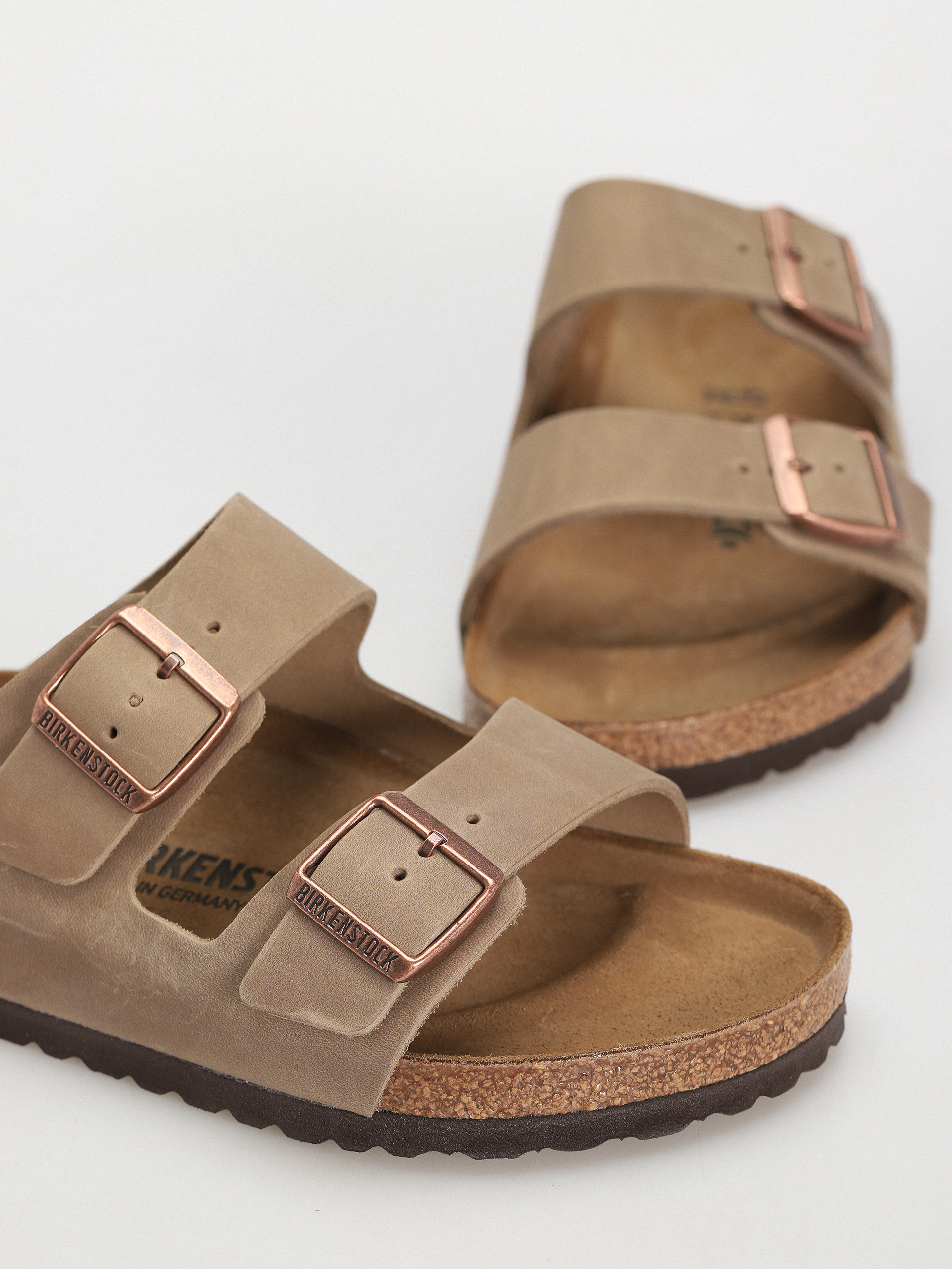 Plážovky Birkenstock Arizona Oiled Leather Regular (tobacco brown)