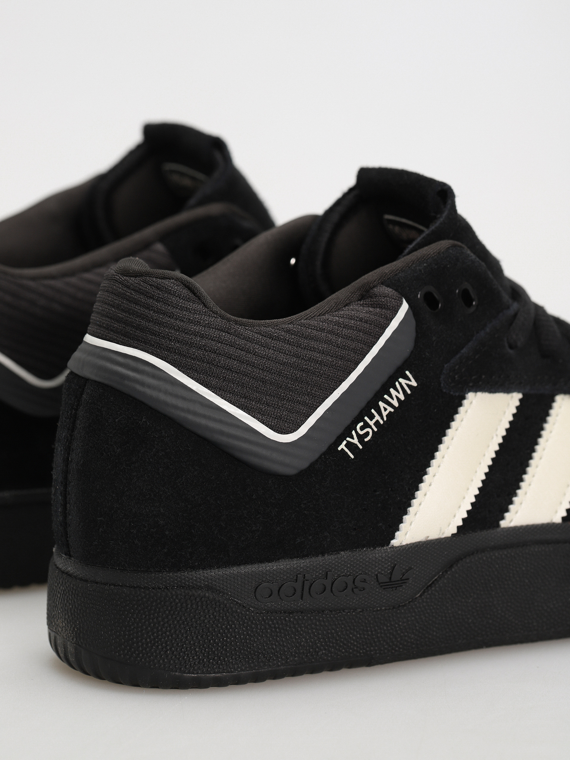 Boty adidas Tyshawn (cblack/zeromt/spark)