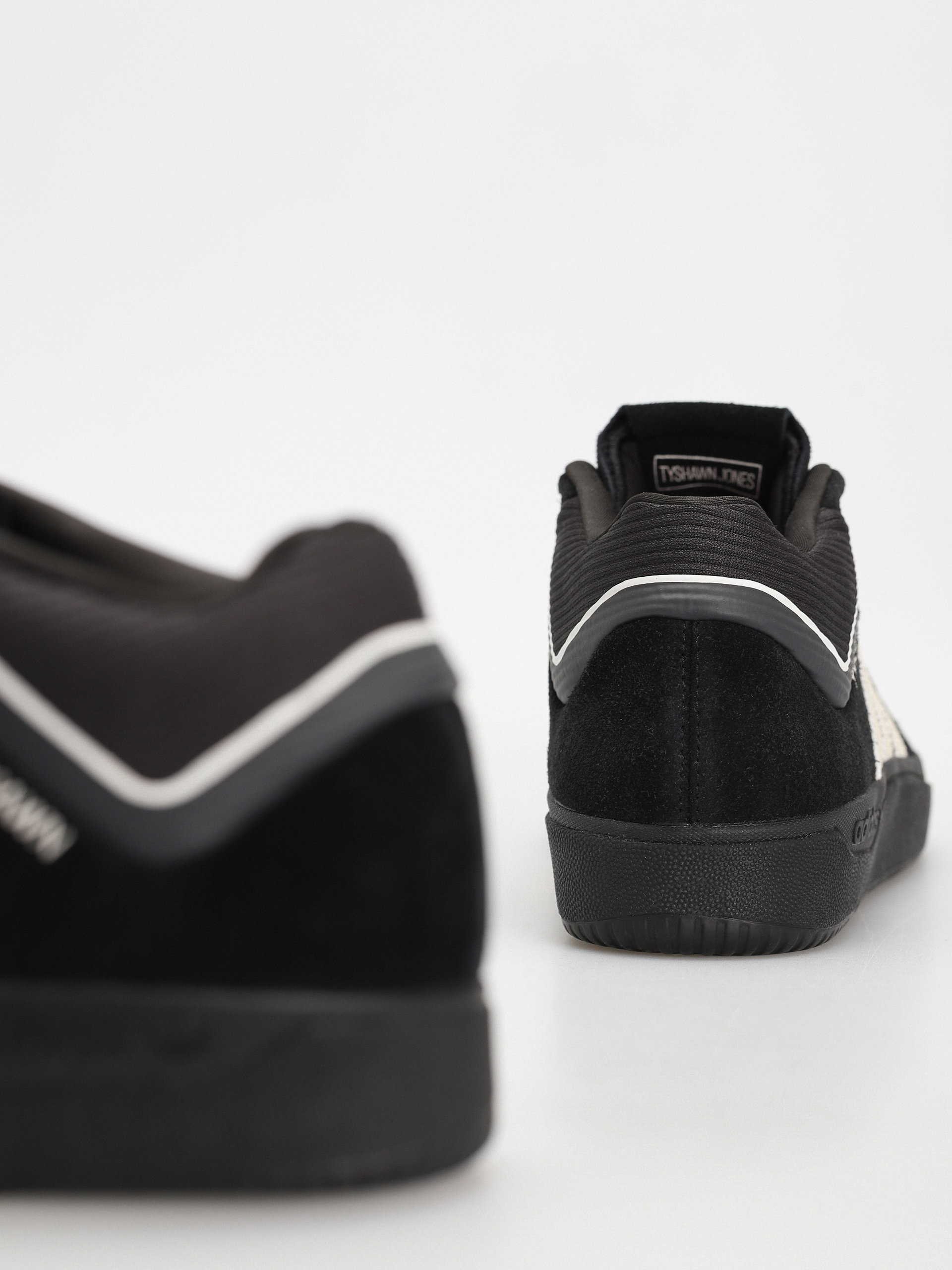 Boty adidas Tyshawn (cblack/zeromt/spark)