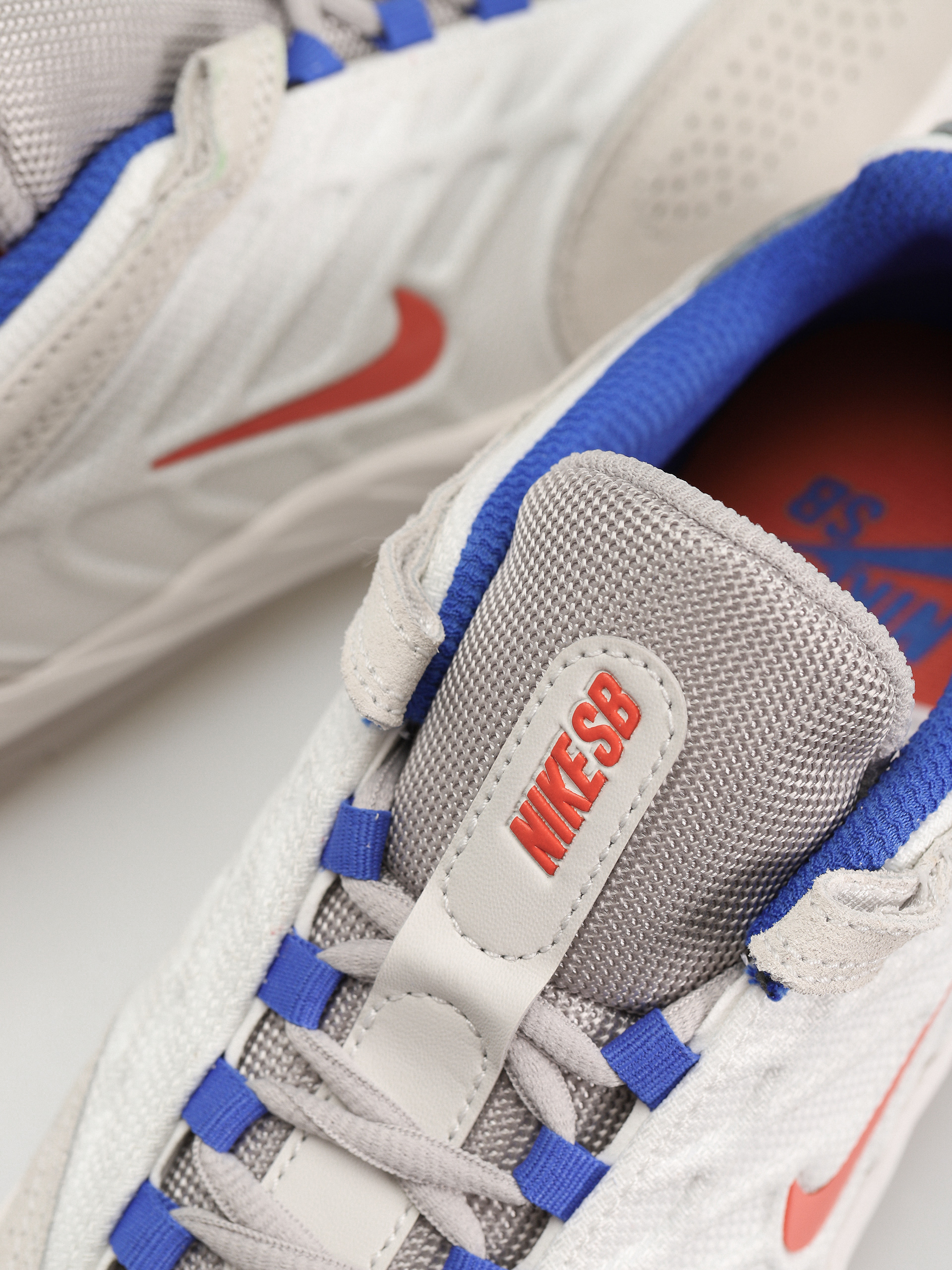 Boty Nike SB Vertebrae (summit white/cosmic clay platinum tint)