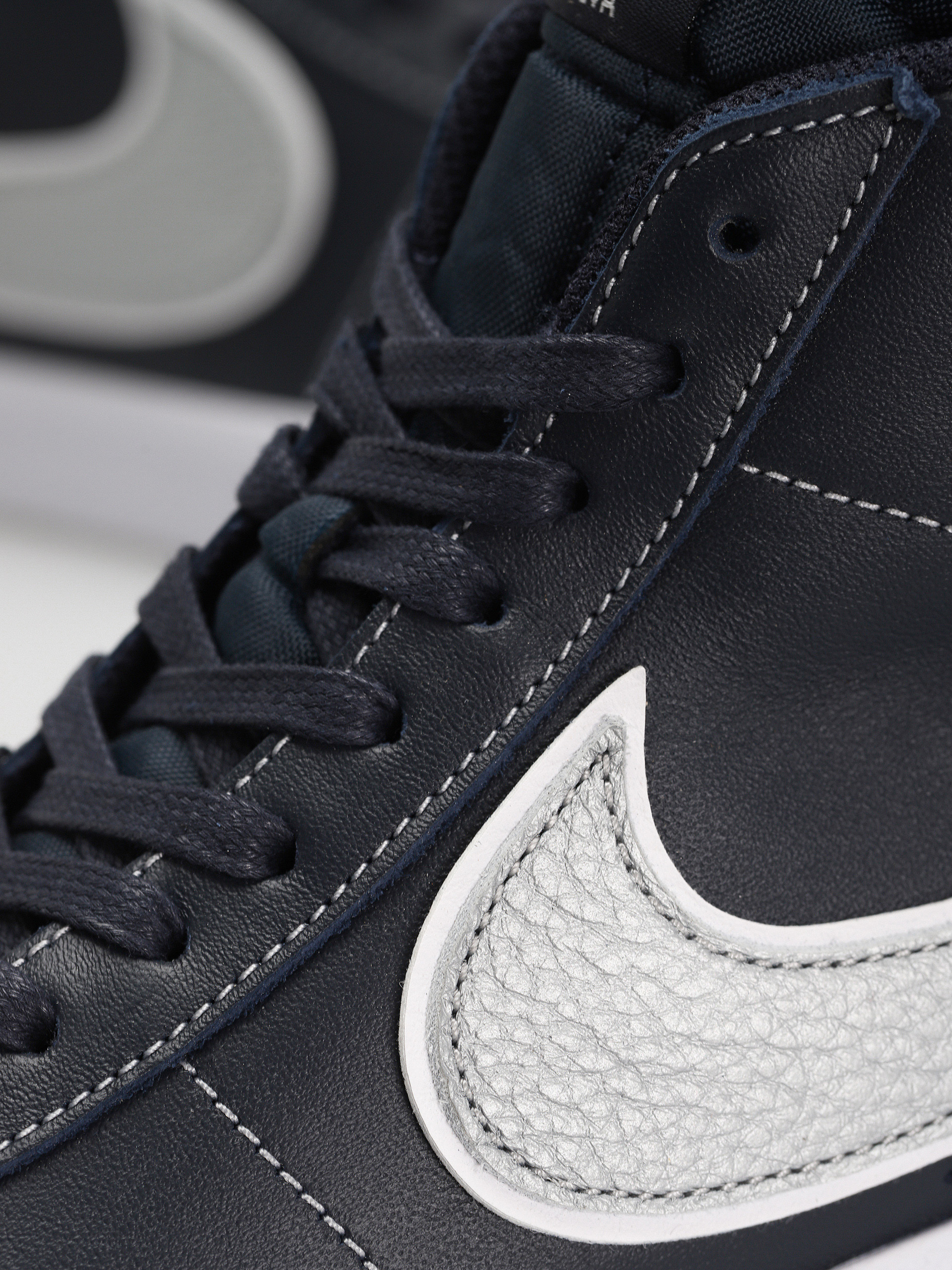 Boty Nike SB Zoom Blazer Mid Mason Silva QS (dark obsidian/metallic silver white)