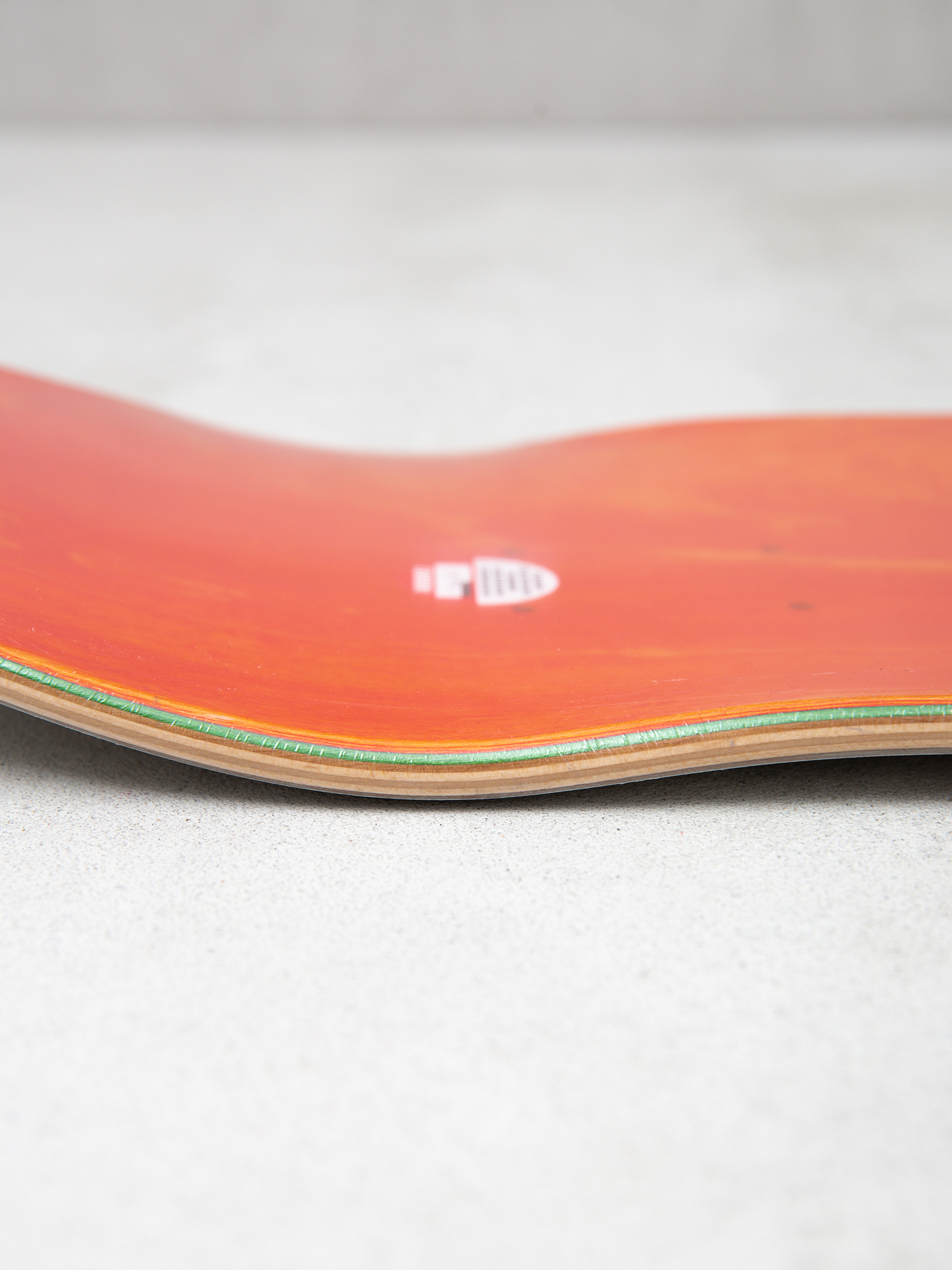 Deska Krooked Lurker Lou Guest (white)