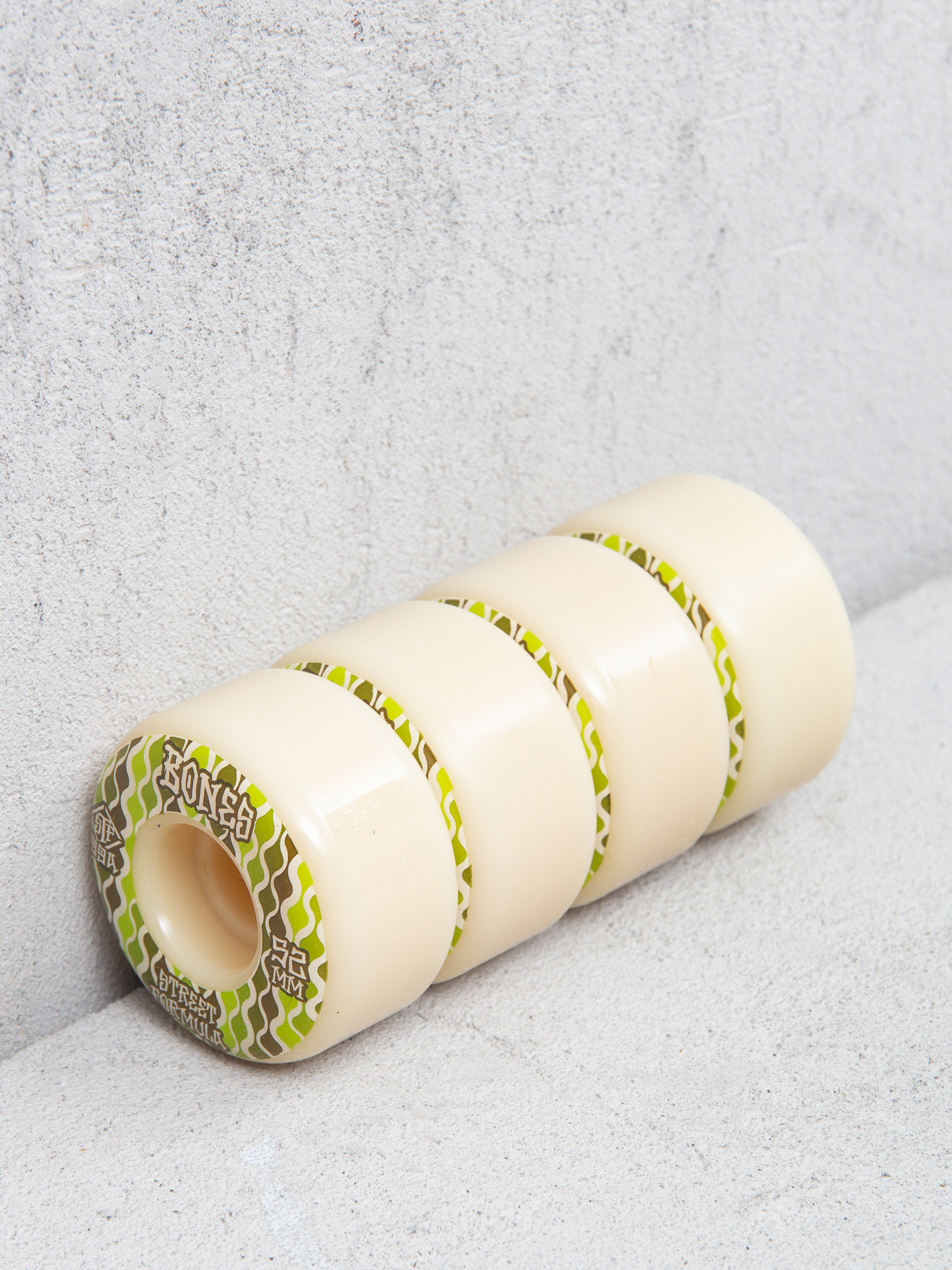 Kolečka Bones Retros STF V2 Locks 99A (white/green)