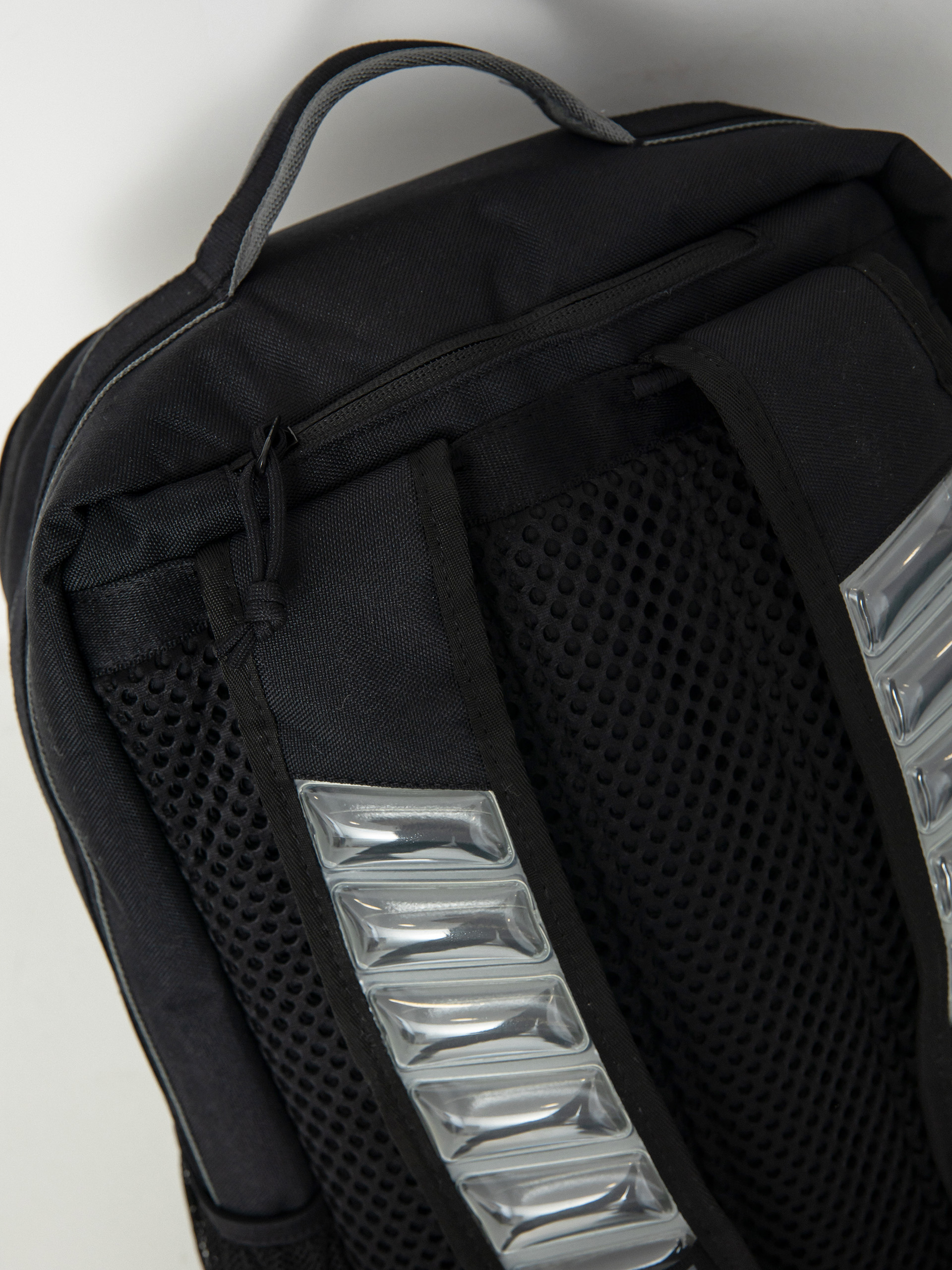 Batoh Nike SB Utility Speed (black/black/enigma stone)