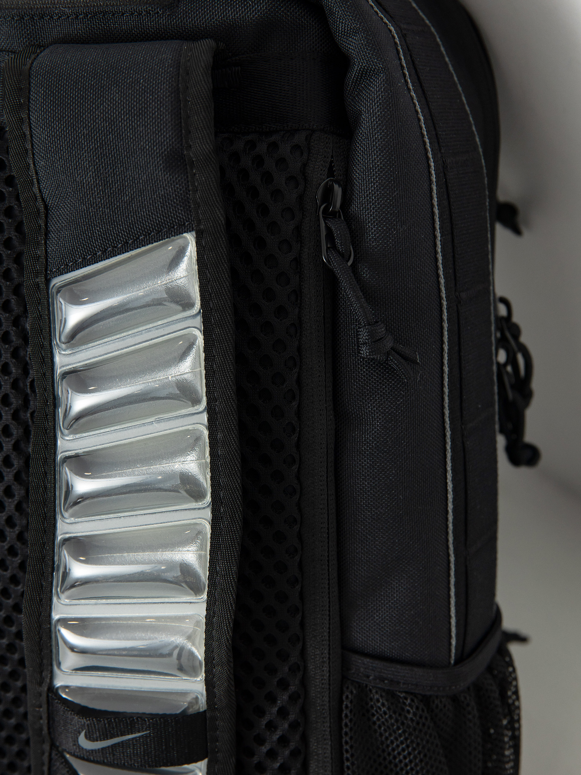 Batoh Nike SB Utility Speed (black/black/enigma stone)