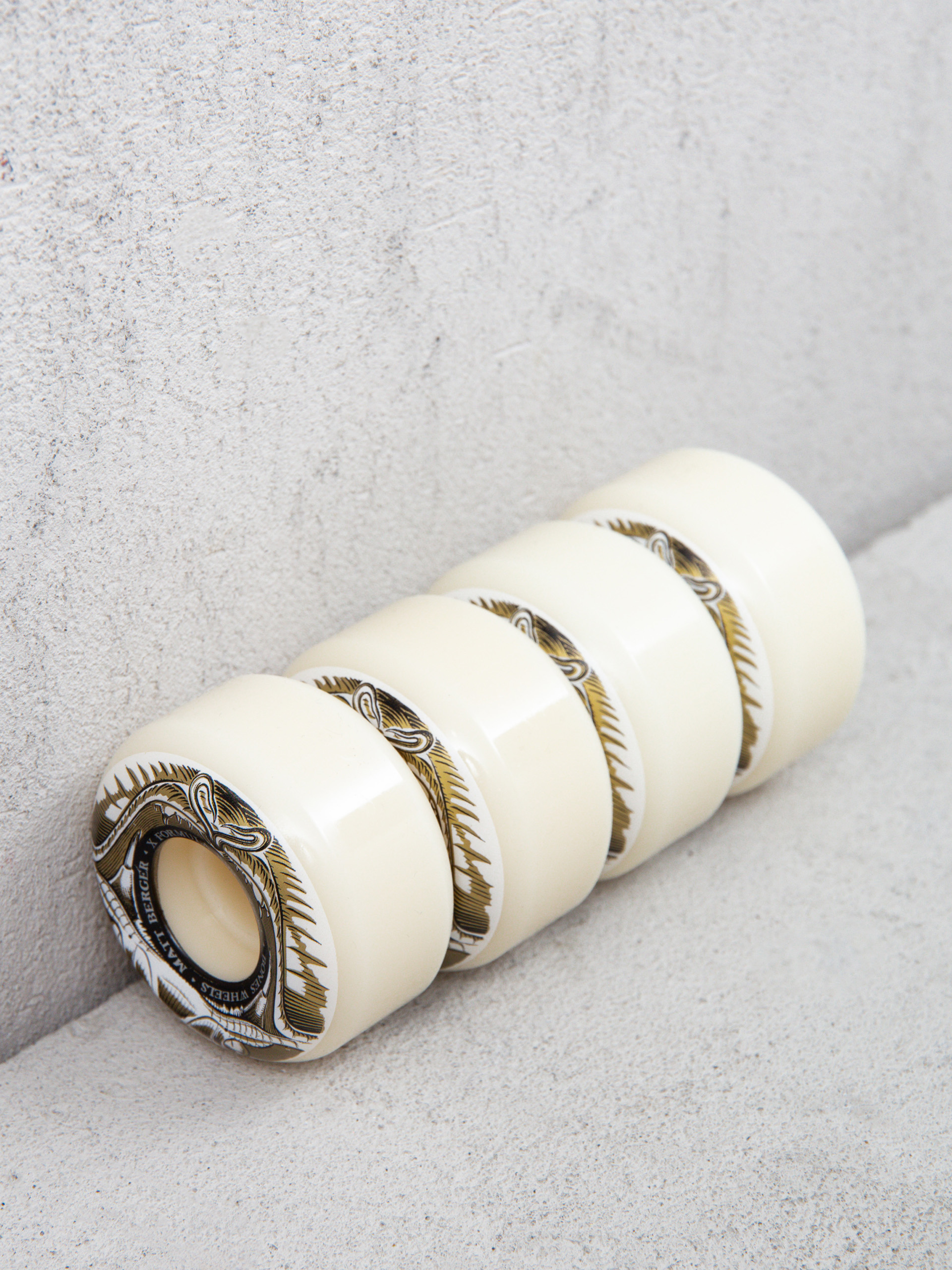 Kolečka Bones X Formula Berger Battlesnake V5 Sidecut 99A (natural/gold/black)