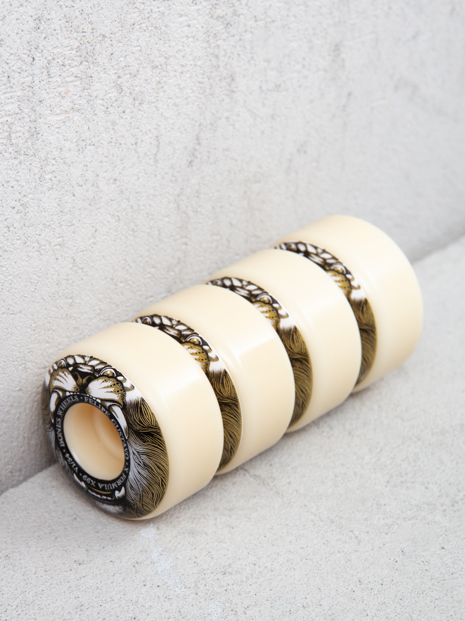 Kolečka Bones X Formula Gustavo Mane Event V1 Standard 99A (natural/gold/black)