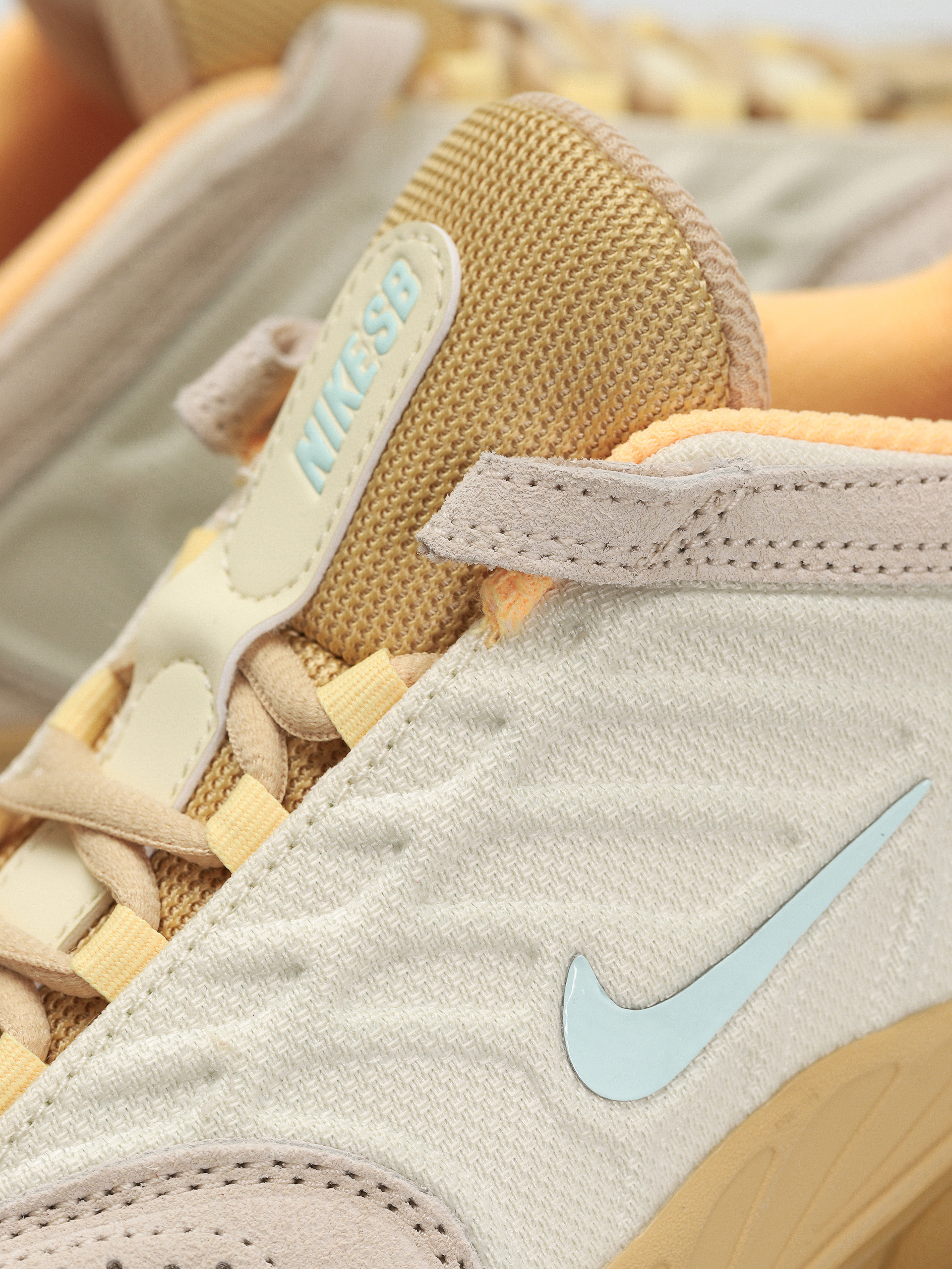 Boty Nike SB Vertebrae Te (coconut milk/jade ice sesame flt gold)