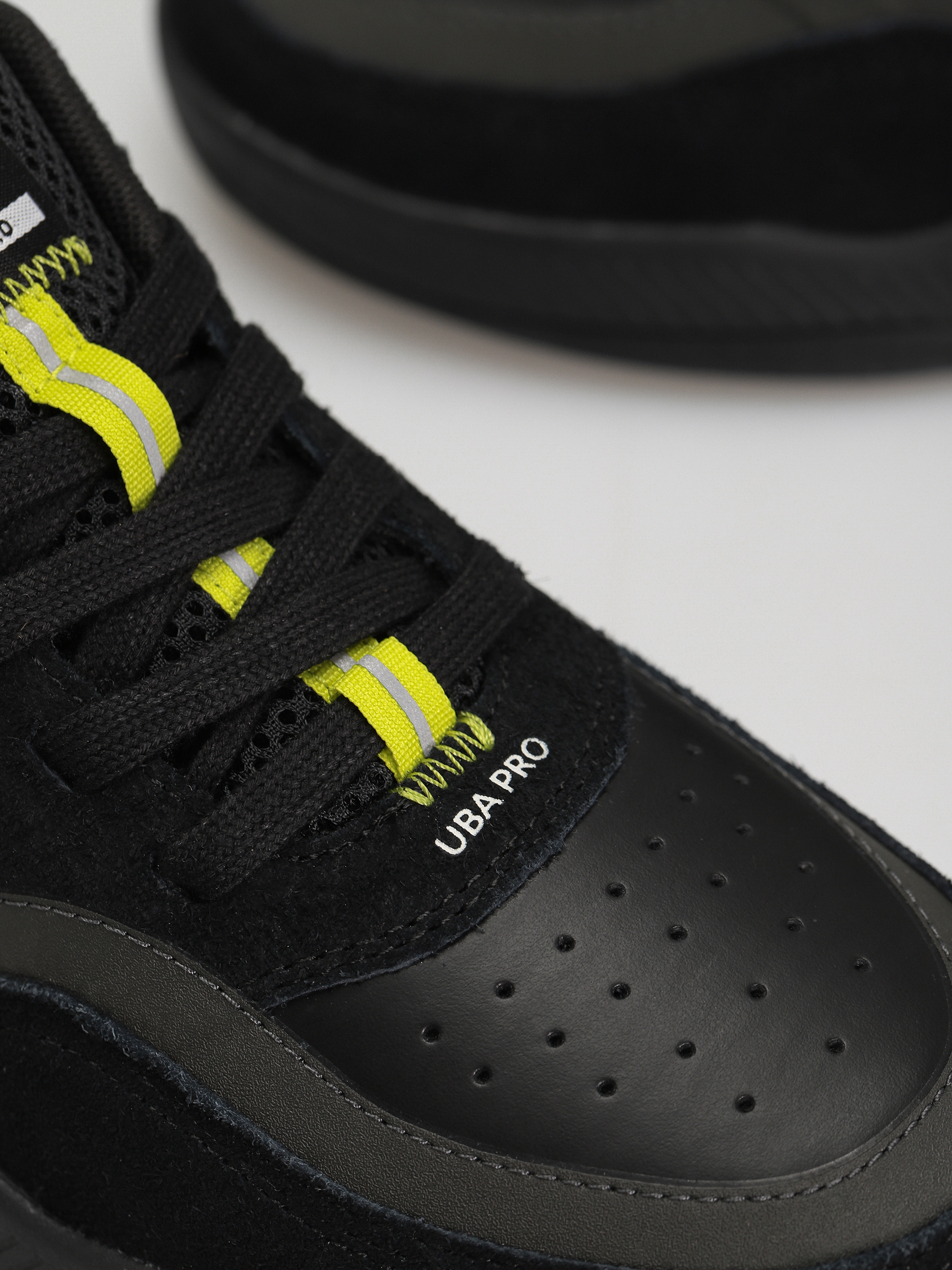 Boty Cariuma UBA PRO (all black/green & off white)