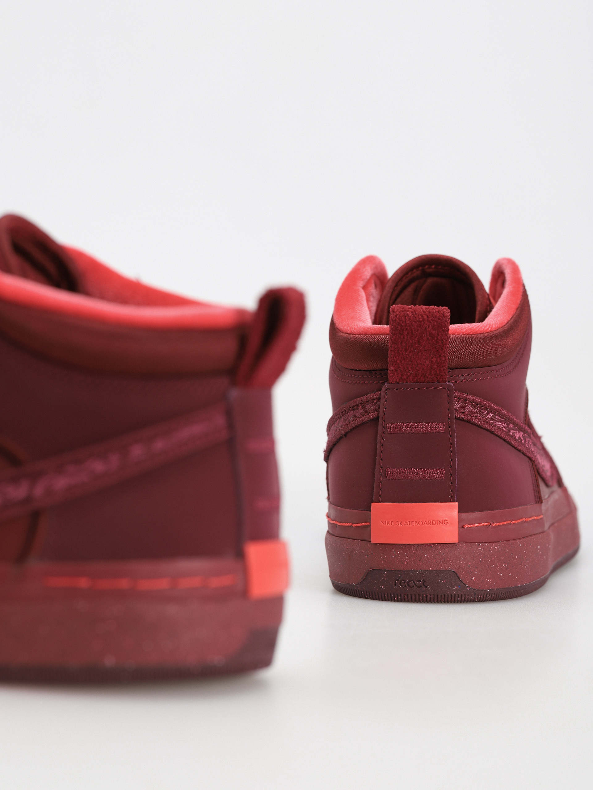 Boty Nike SB React Leo Prm (dark beetroot/dark beetroot team red)