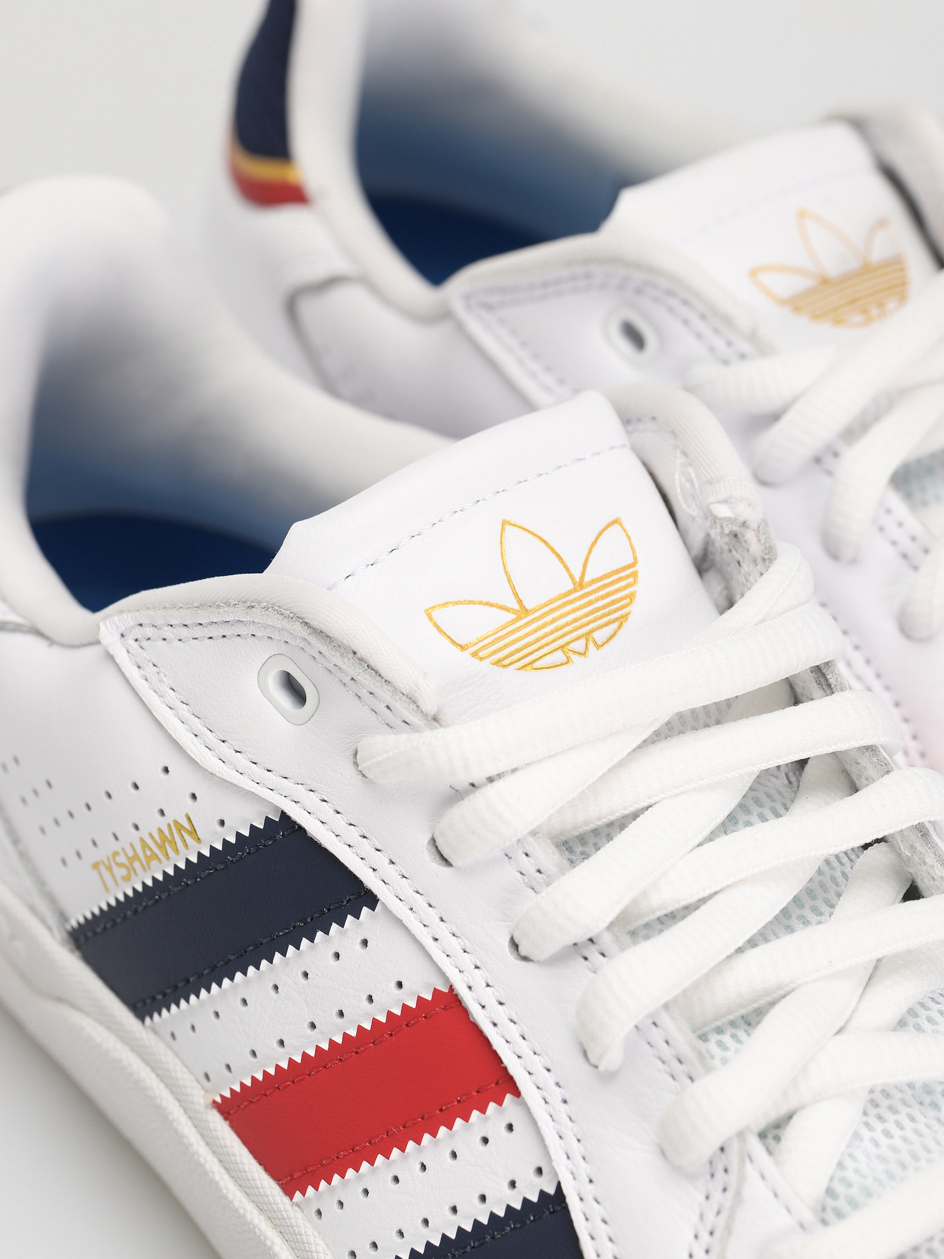 Boty adidas Tyshawn LOW (ftwwht/betsca/goldmt)