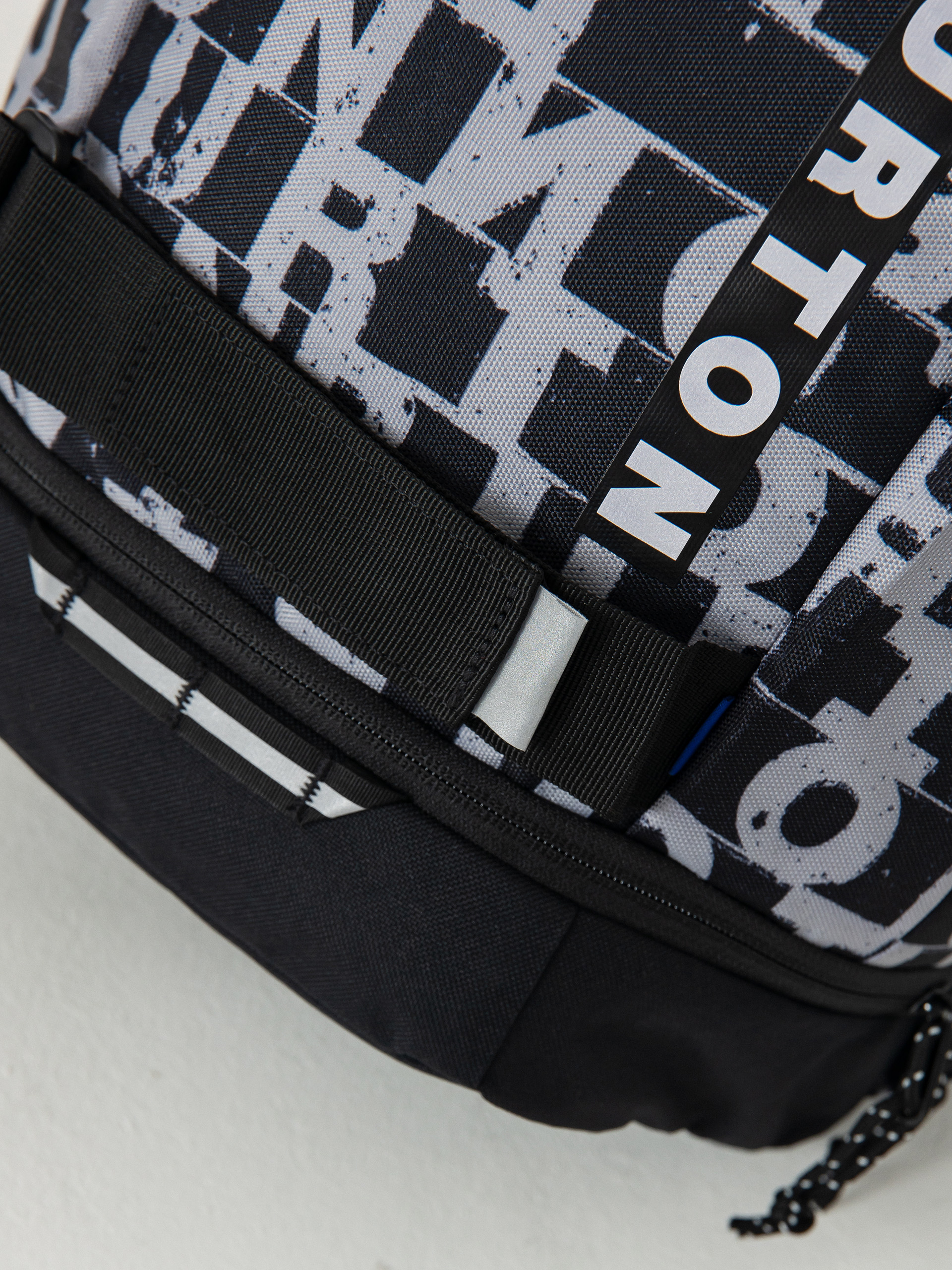 Batoh Burton Distortion 18L JR (lined letters)