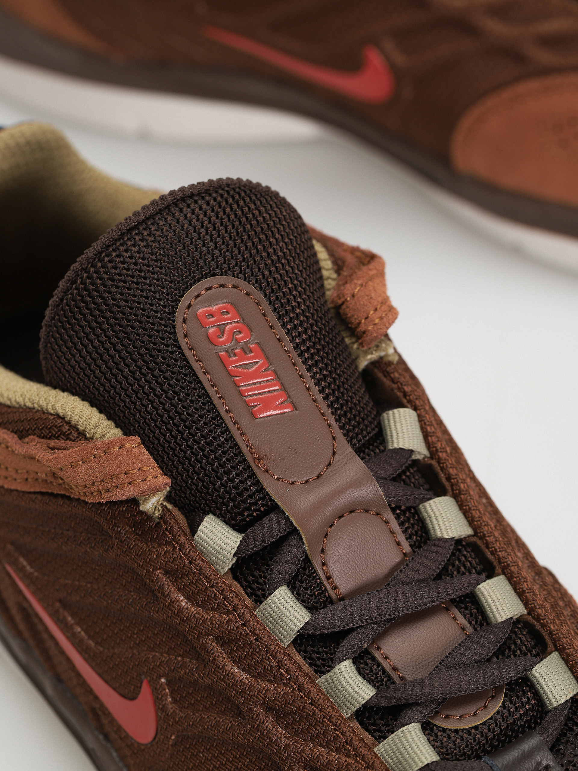 Boty Nike SB Vertebrae (cacao wow/dragon red lt british tan)
