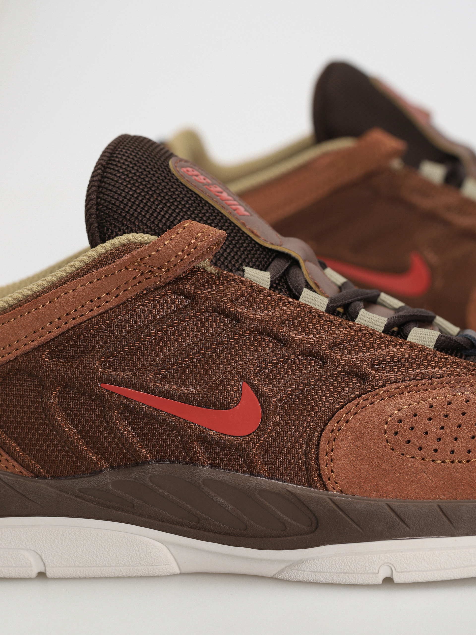 Boty Nike SB Vertebrae (cacao wow/dragon red lt british tan)