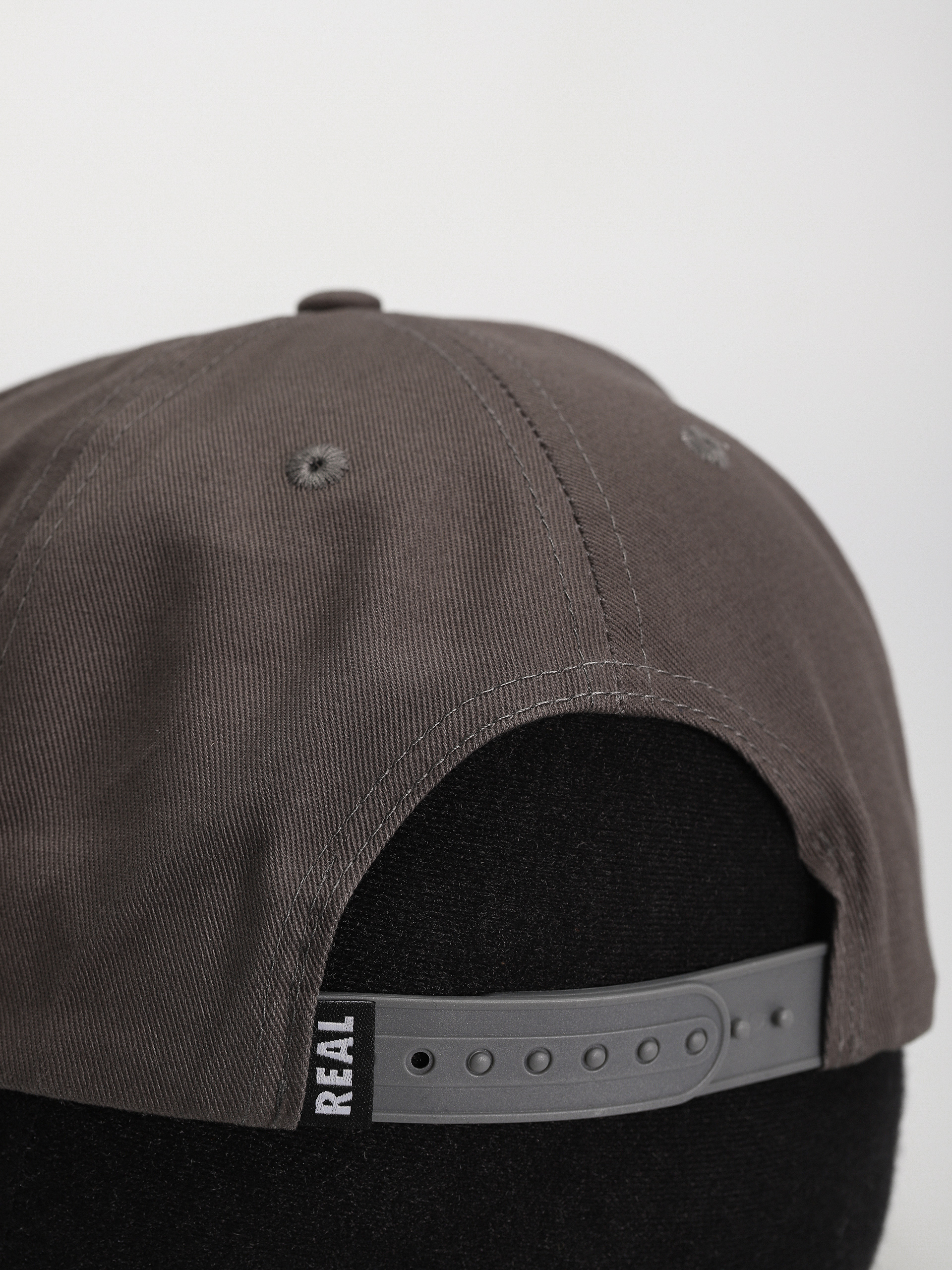 Kšiltovka  Real Oval Emb Snap (charcoal)