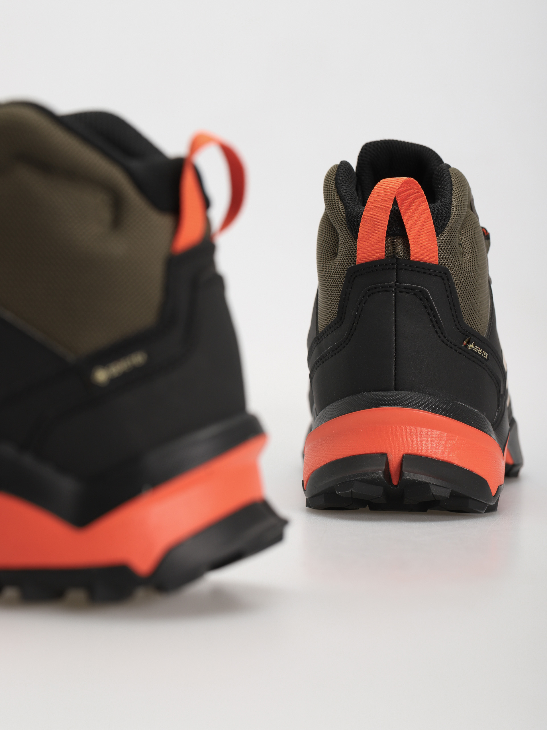 Boty adidas Terrex Ax4 Mid Gtx (olistr/wonbei/cblack)