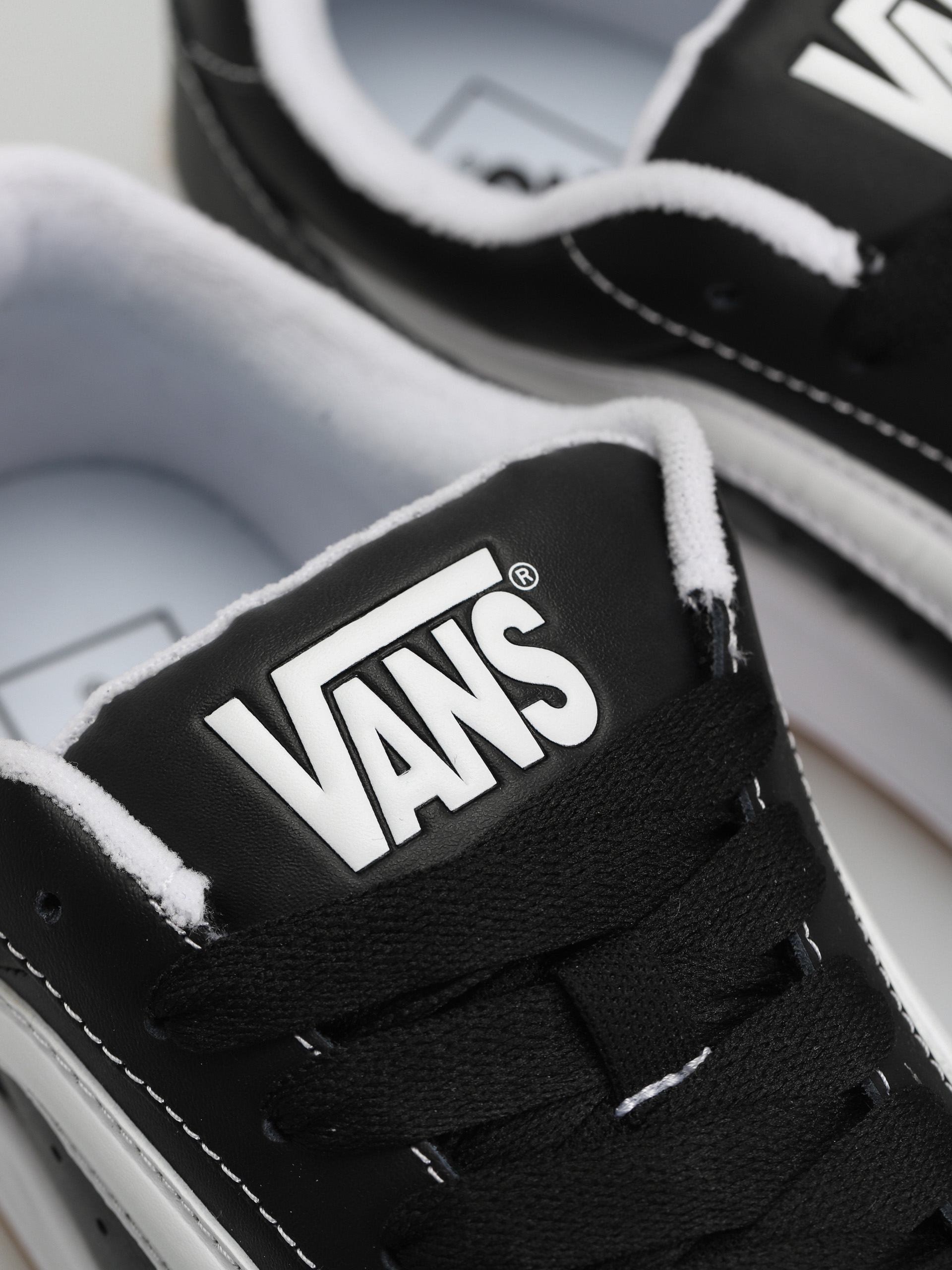 Boty Vans Hylane (black/white/gum)