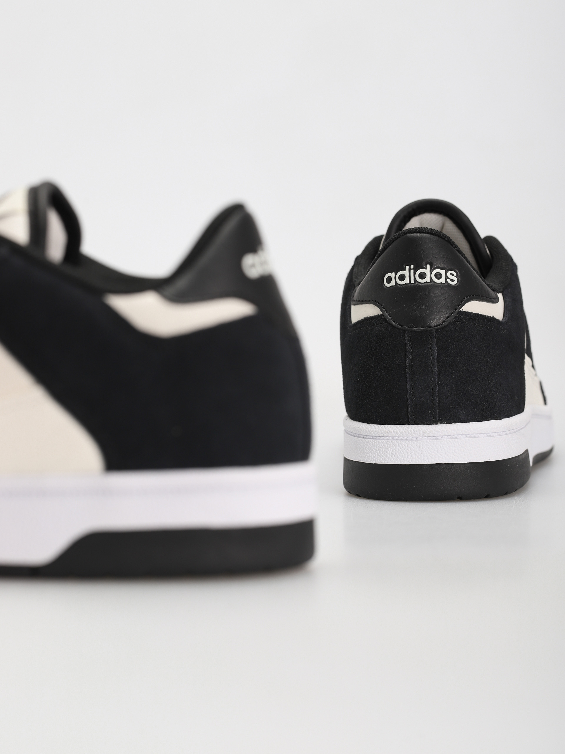 Boty adidas Rapid Court Low (cblack/clowhi/ftwwht)