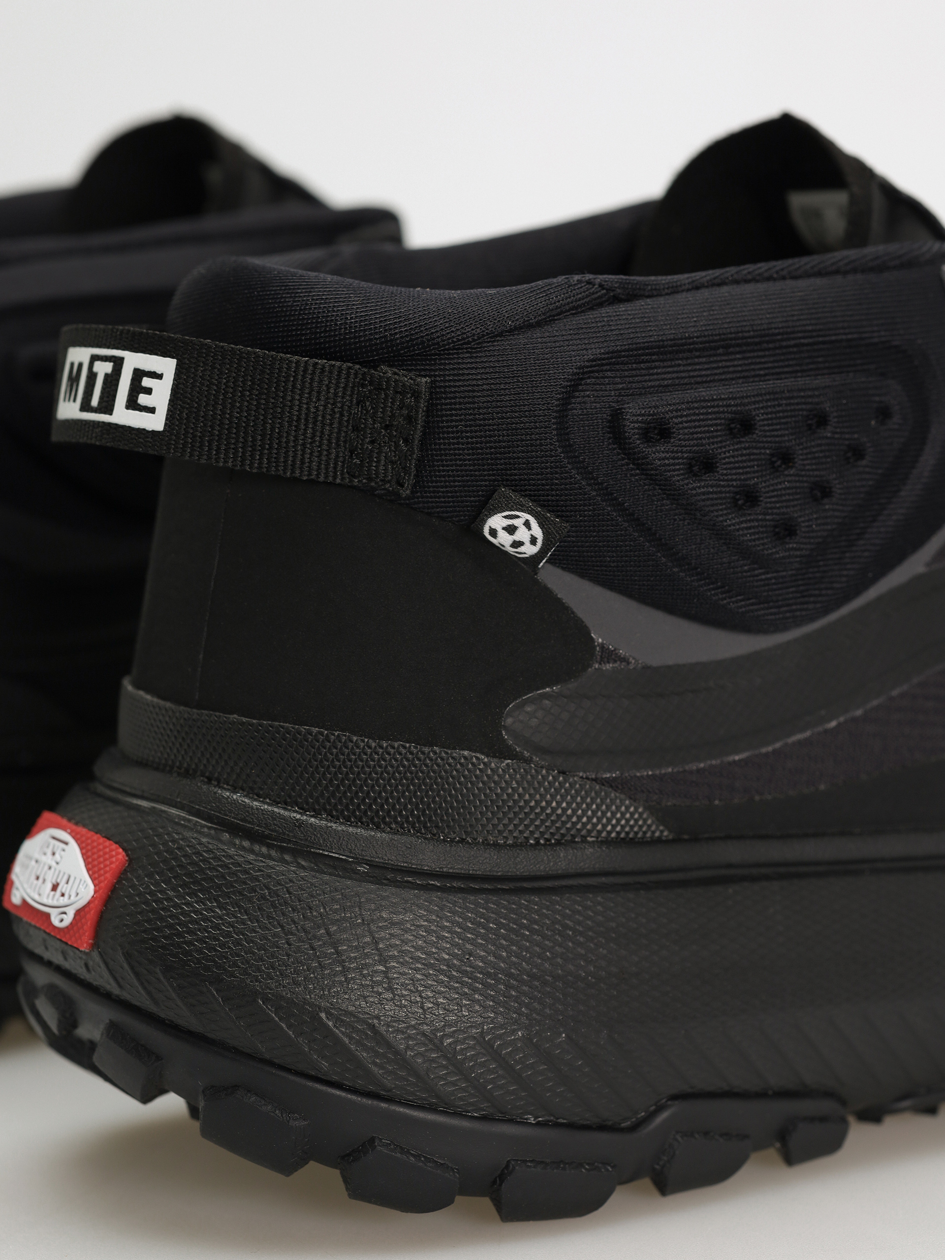 Boty Vans Crosspath Mid MTE (black/black)