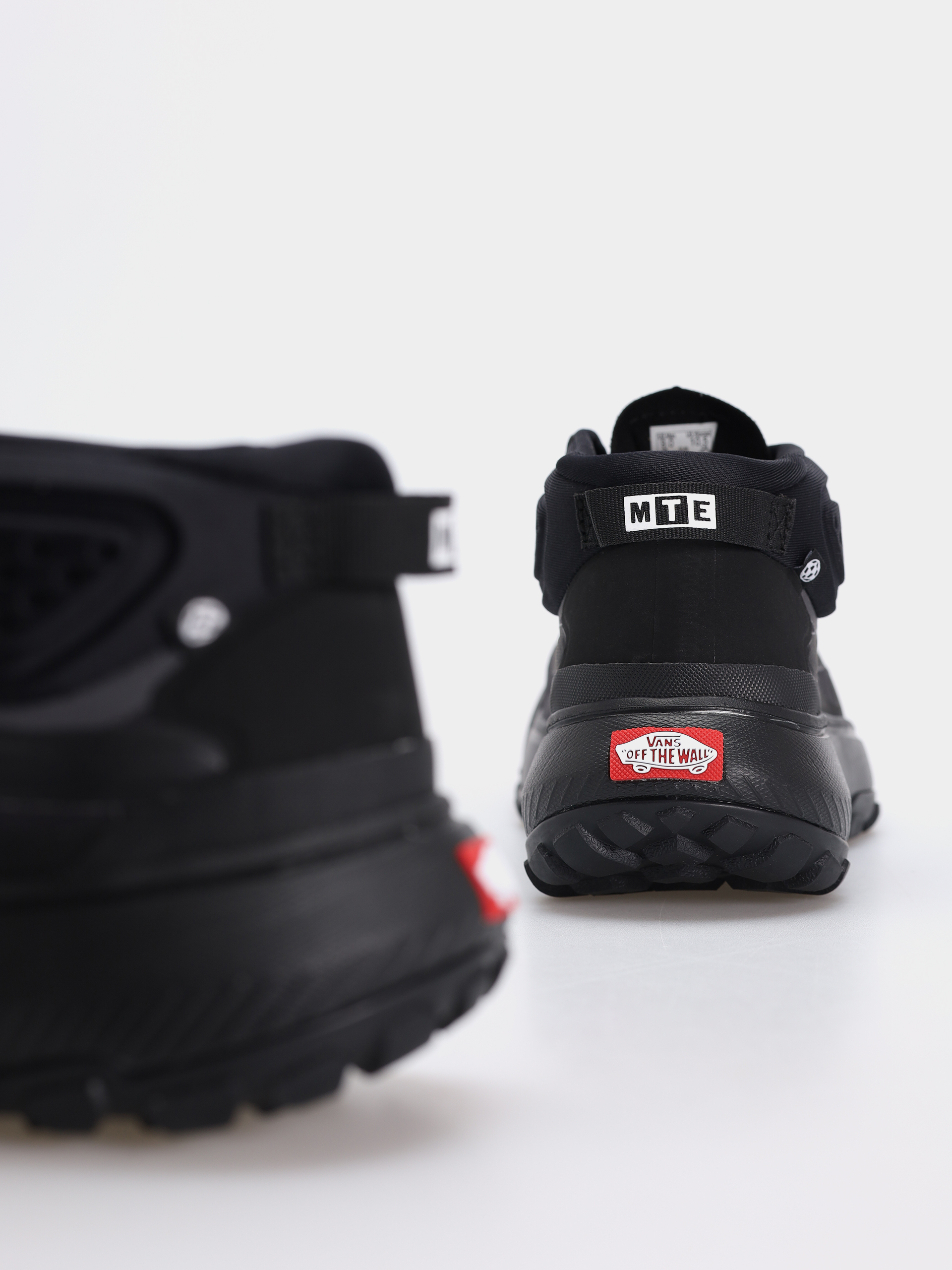 Boty Vans Crosspath Mid MTE (black/black)