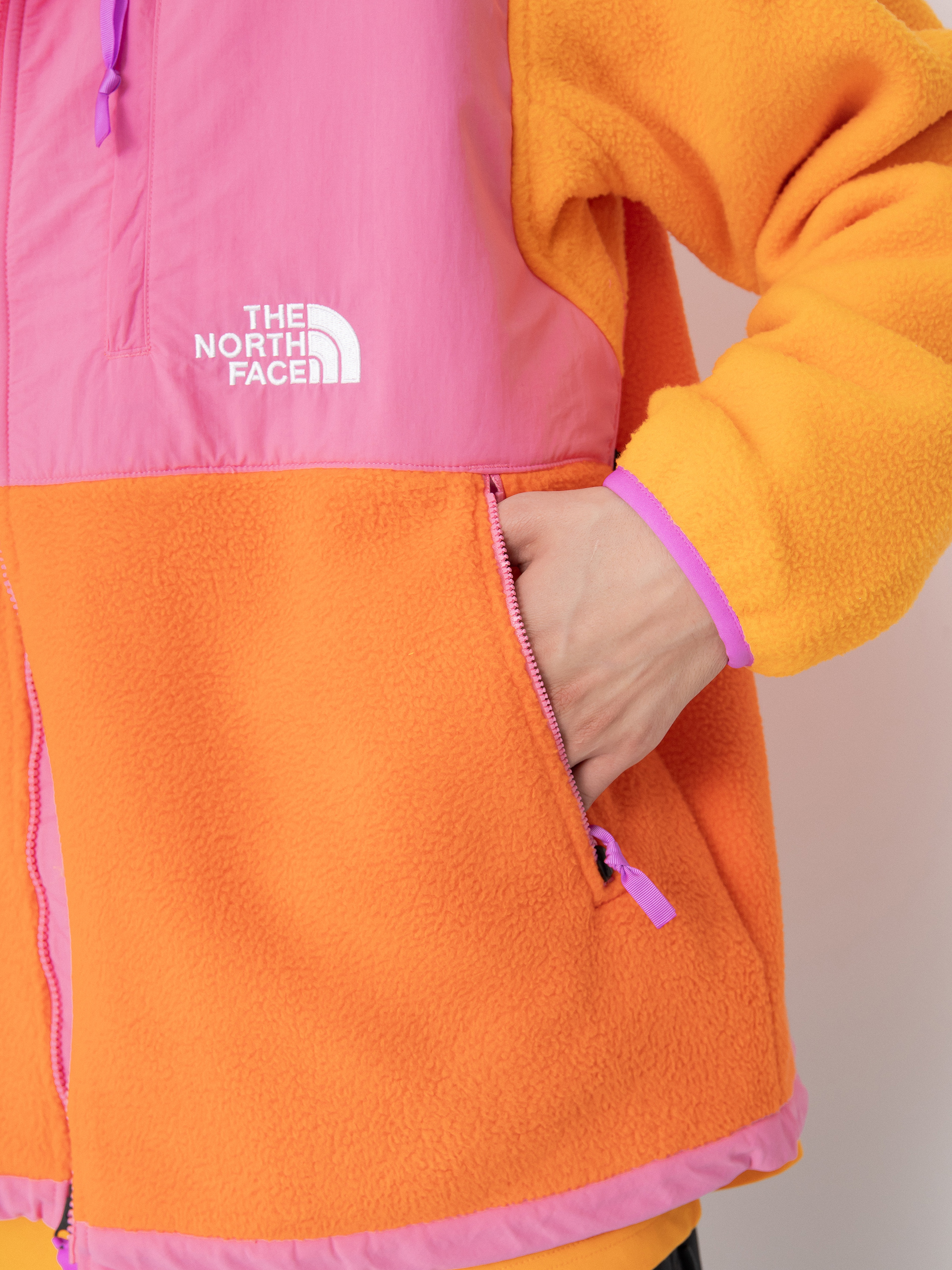 Bunda The North Face X Yinka Ilori Retro Denali (red orange/apricot glaz)