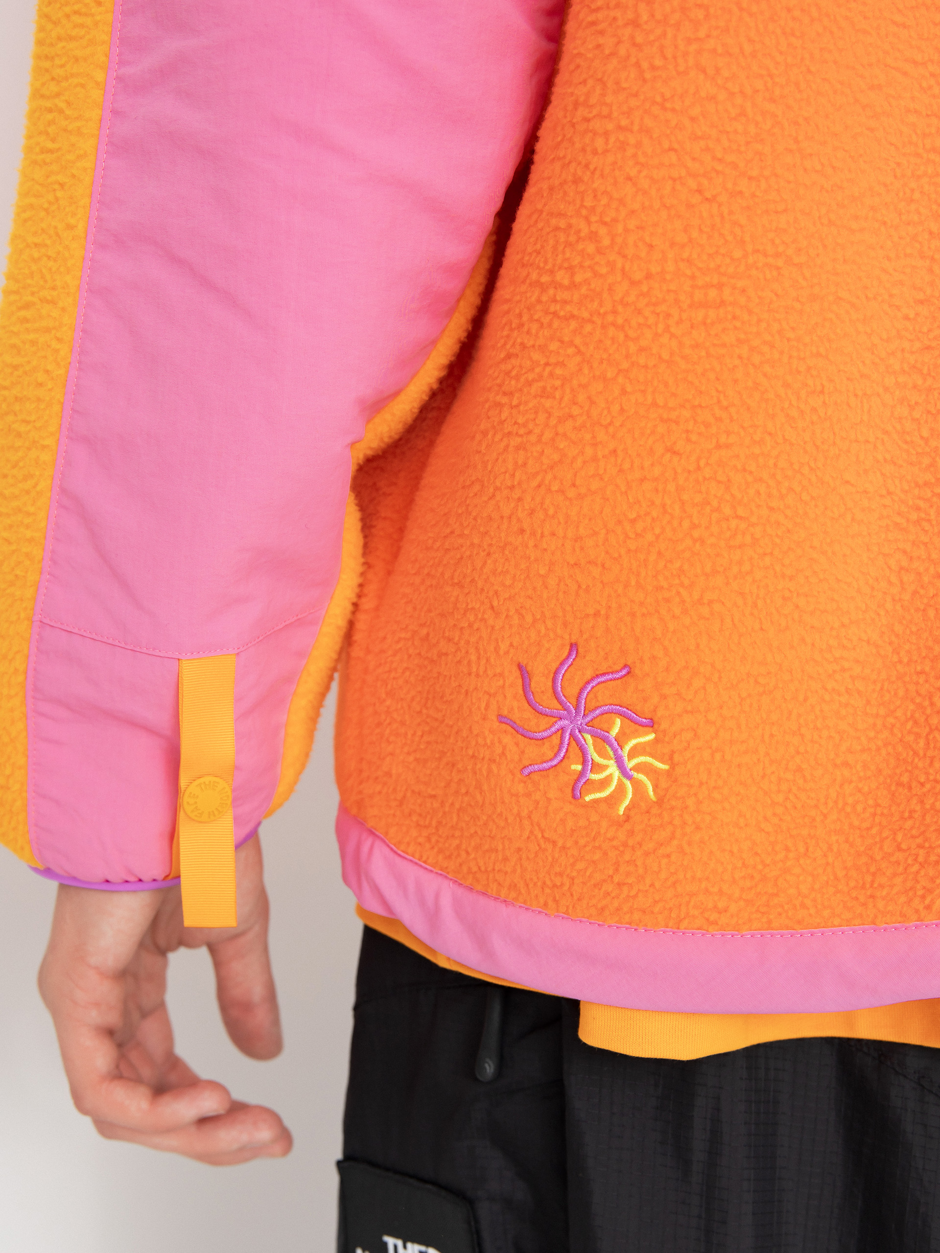 Bunda The North Face X Yinka Ilori Retro Denali (red orange/apricot glaz)