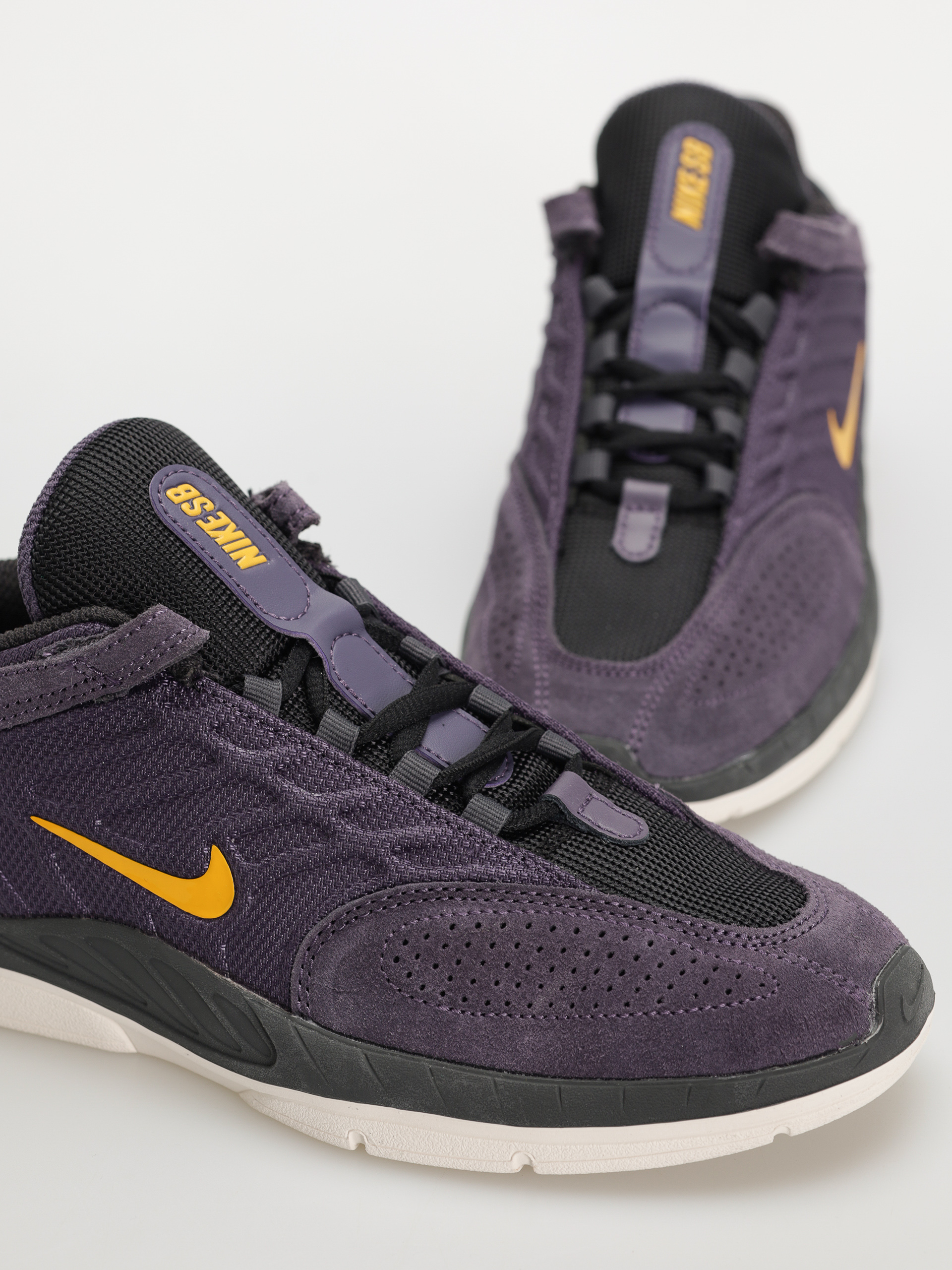 Boty Nike SB Vertebrae (dark raisin/university gold black)
