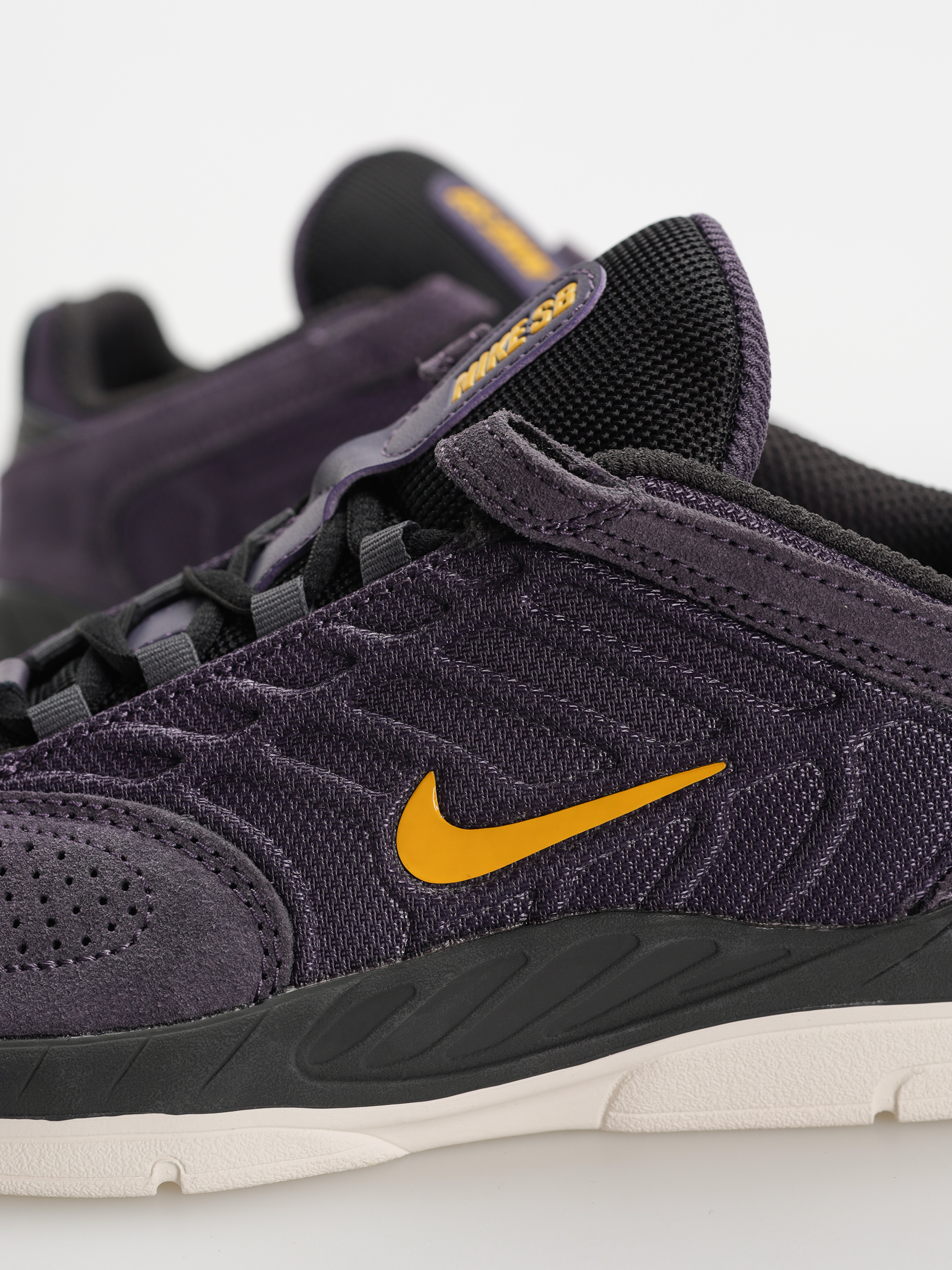 Boty Nike SB Vertebrae (dark raisin/university gold black)