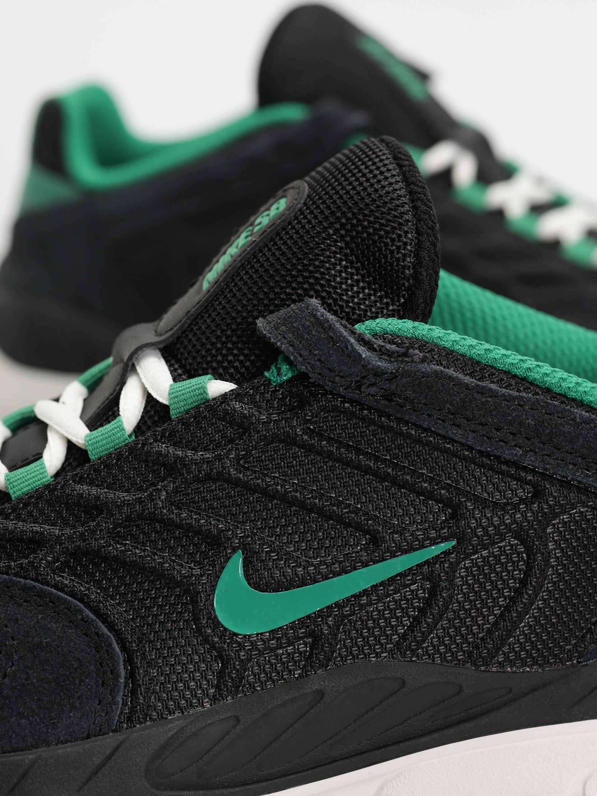 Boty Nike SB Vertebrae (black/malachite black summit white)
