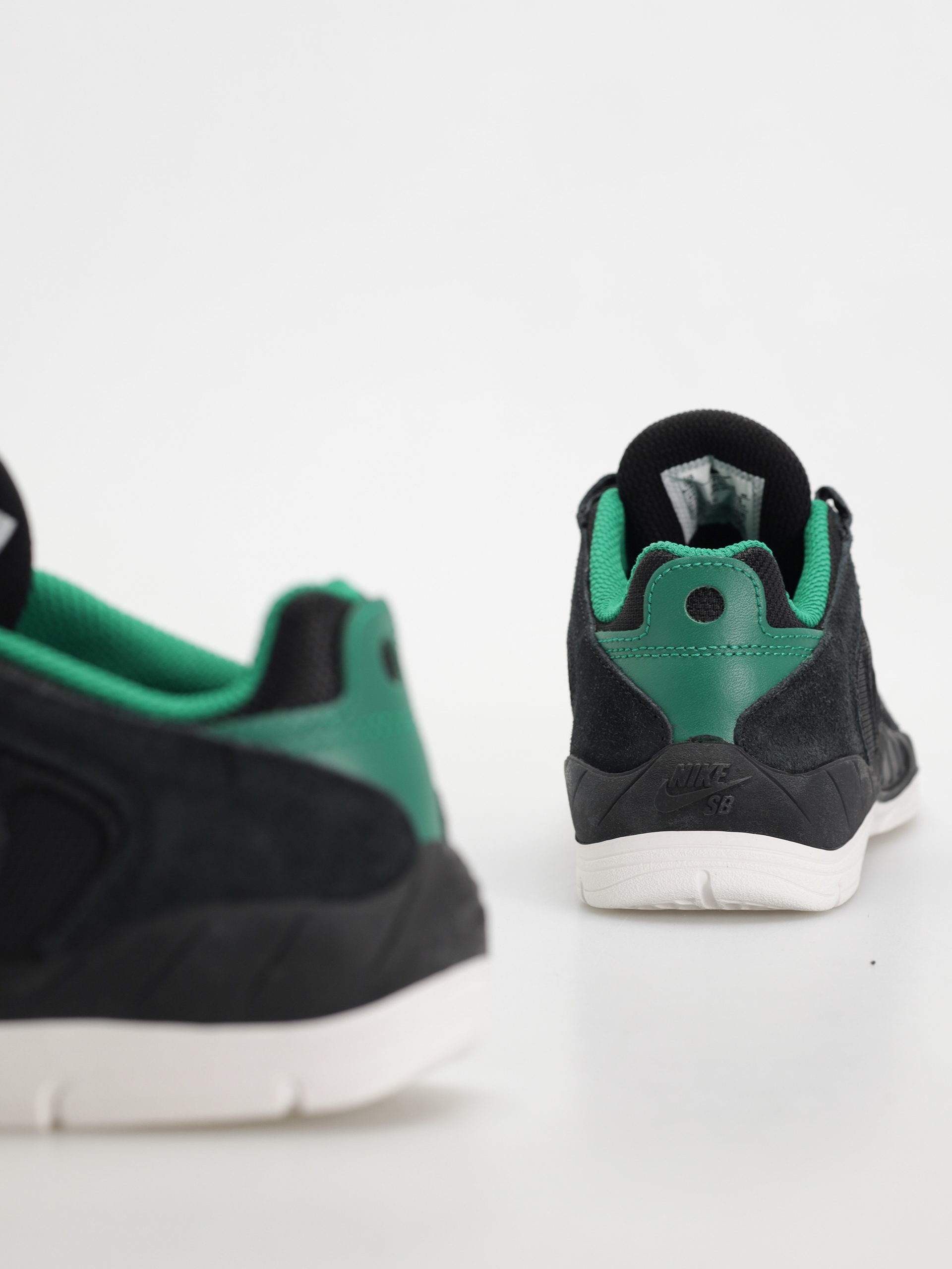Boty Nike SB Vertebrae (black/malachite black summit white)
