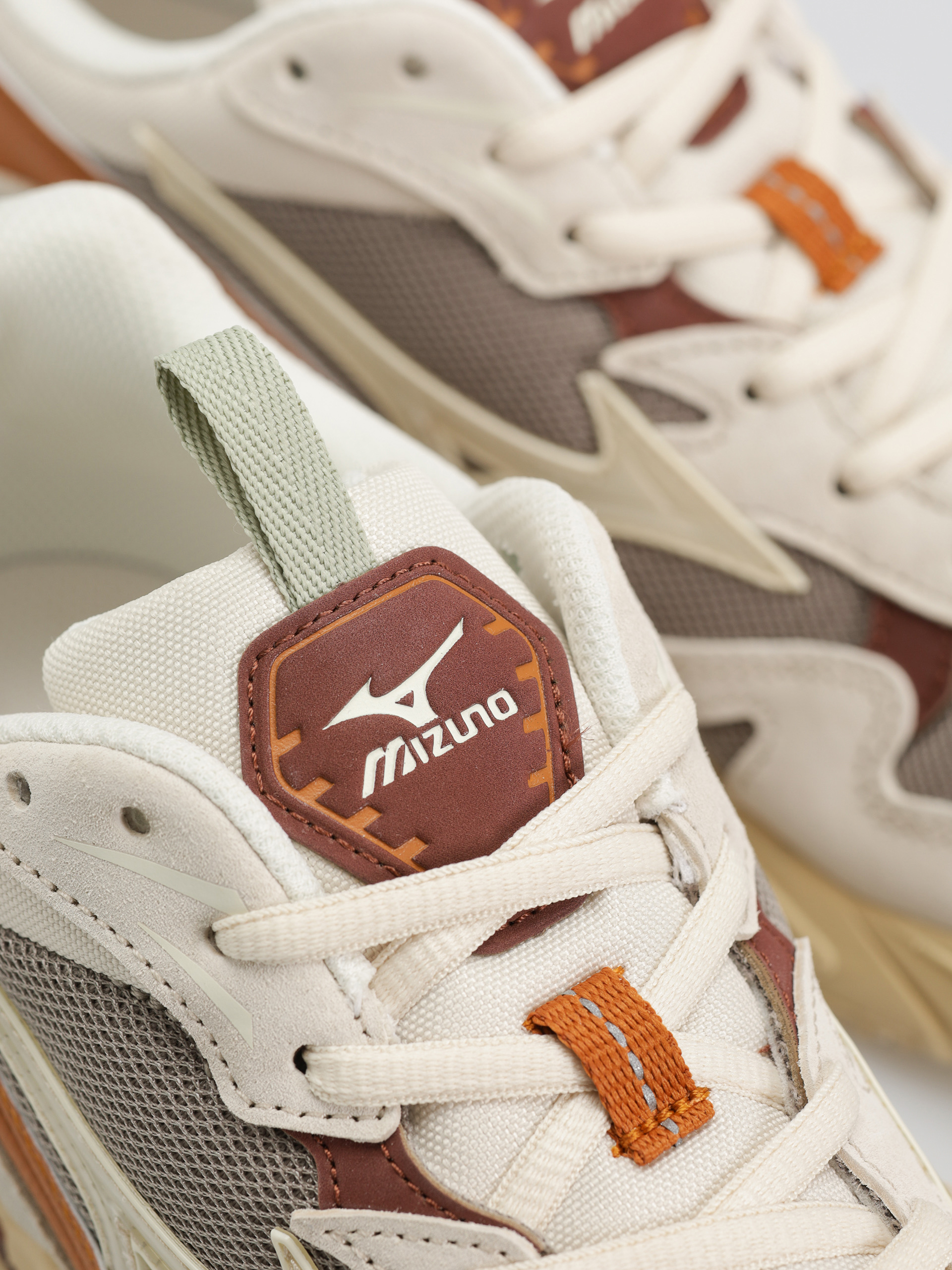 Boty Mizuno Wave Rider 10 Premium (vintage khaki/summer sand/pumpkin spice)