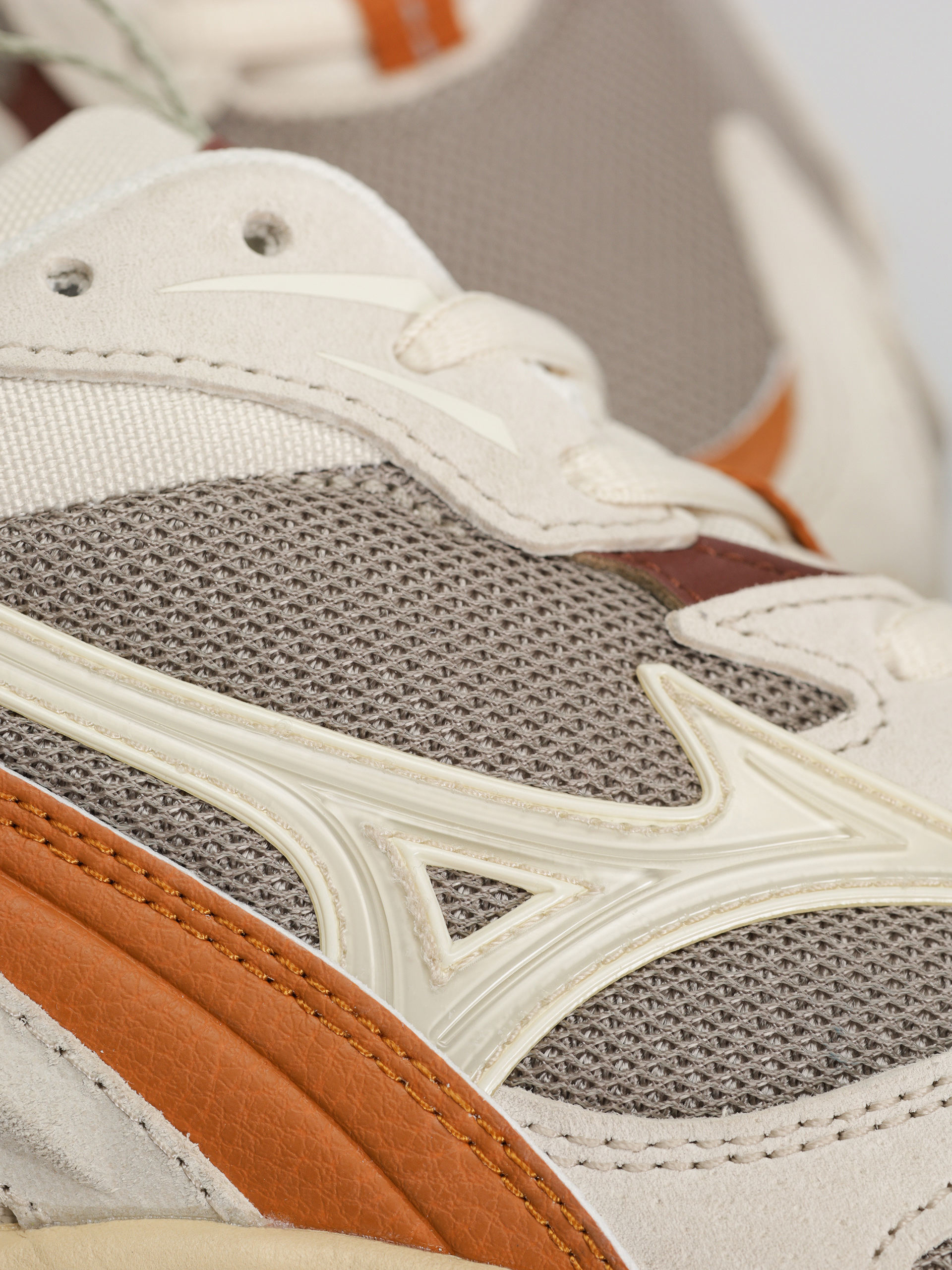 Boty Mizuno Wave Rider 10 Premium (vintage khaki/summer sand/pumpkin spice)
