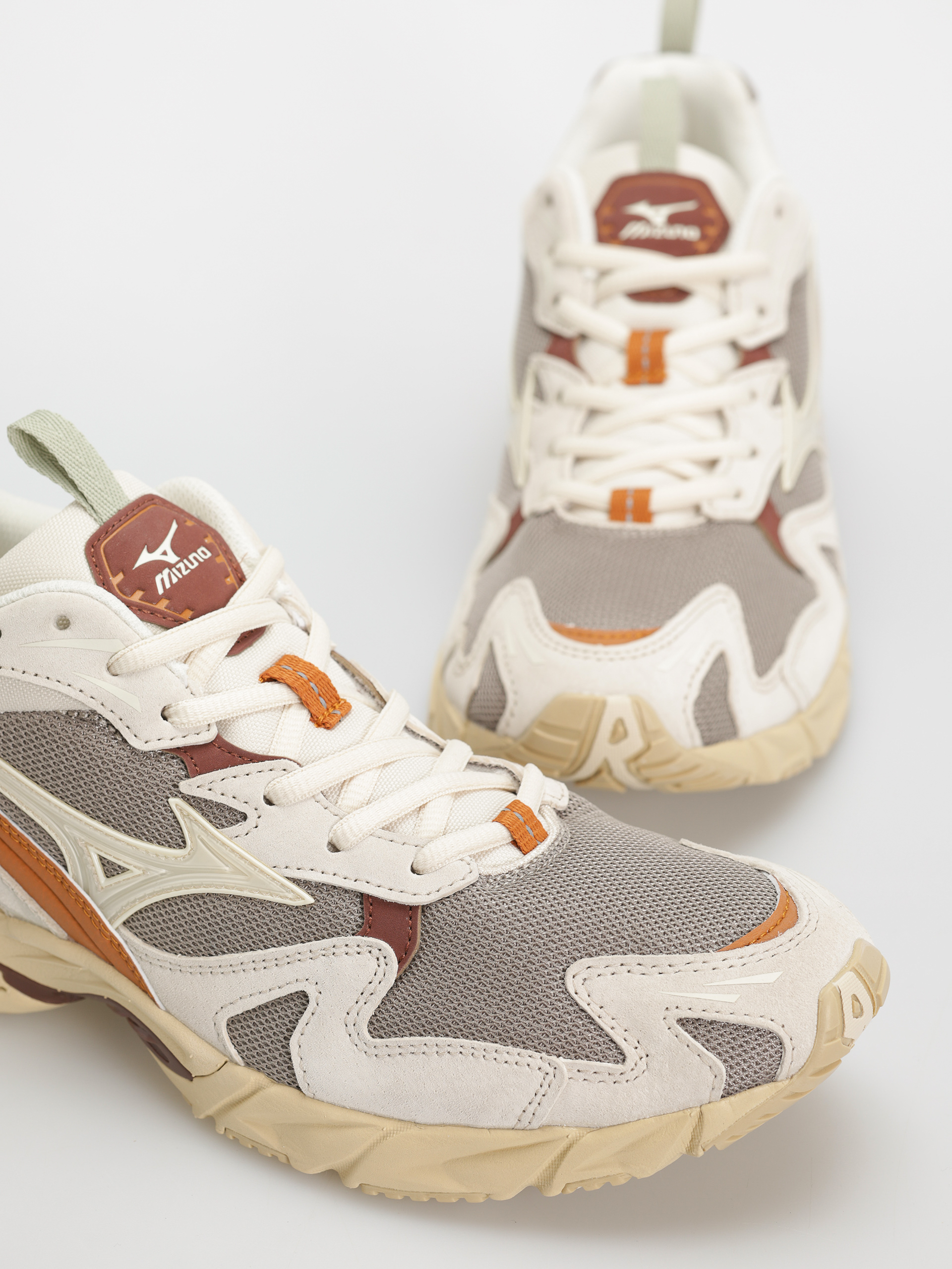 Boty Mizuno Wave Rider 10 Premium (vintage khaki/summer sand/pumpkin spice)