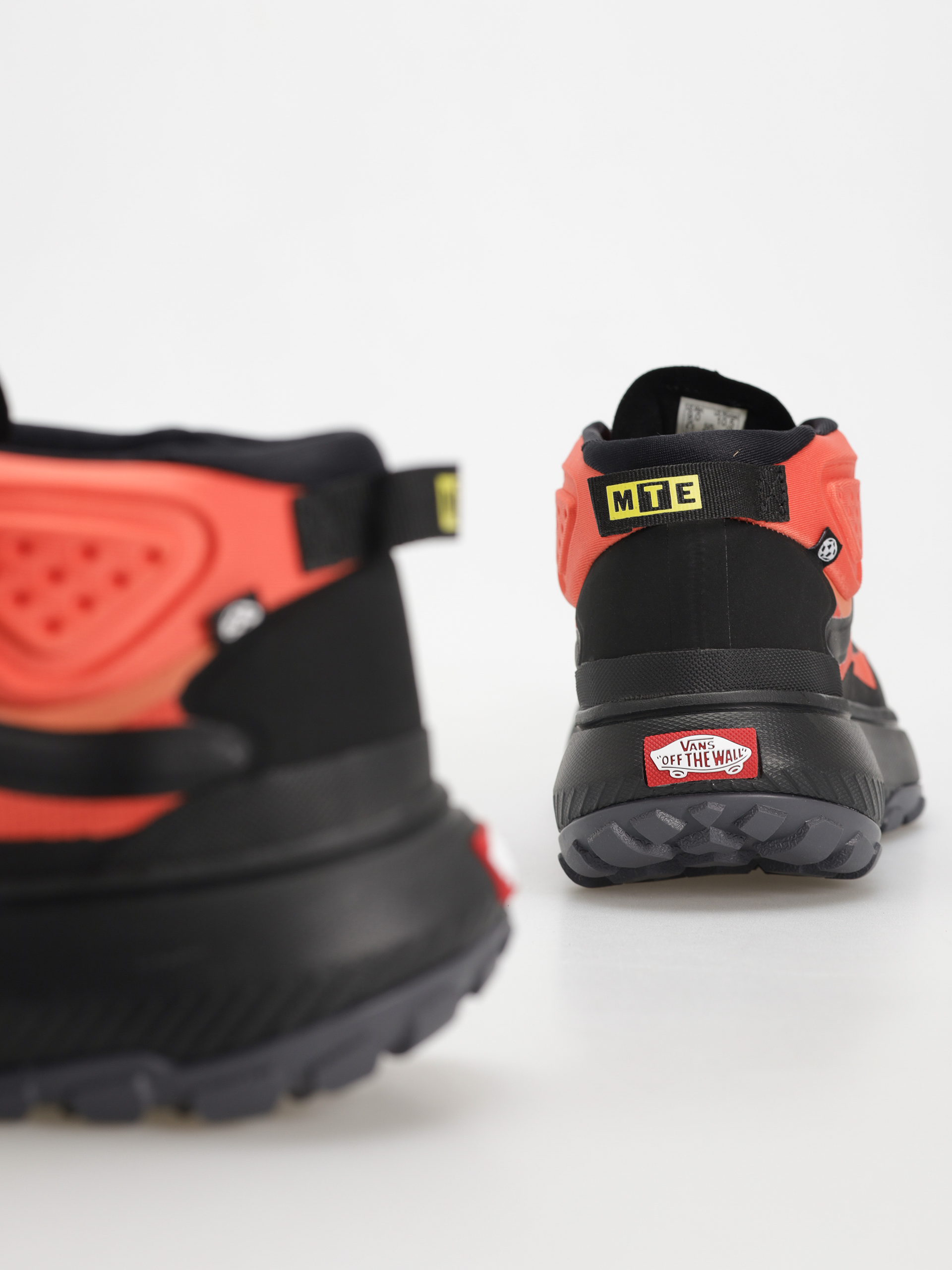 Boty Vans Crosspath Mid MTE (orange/black)