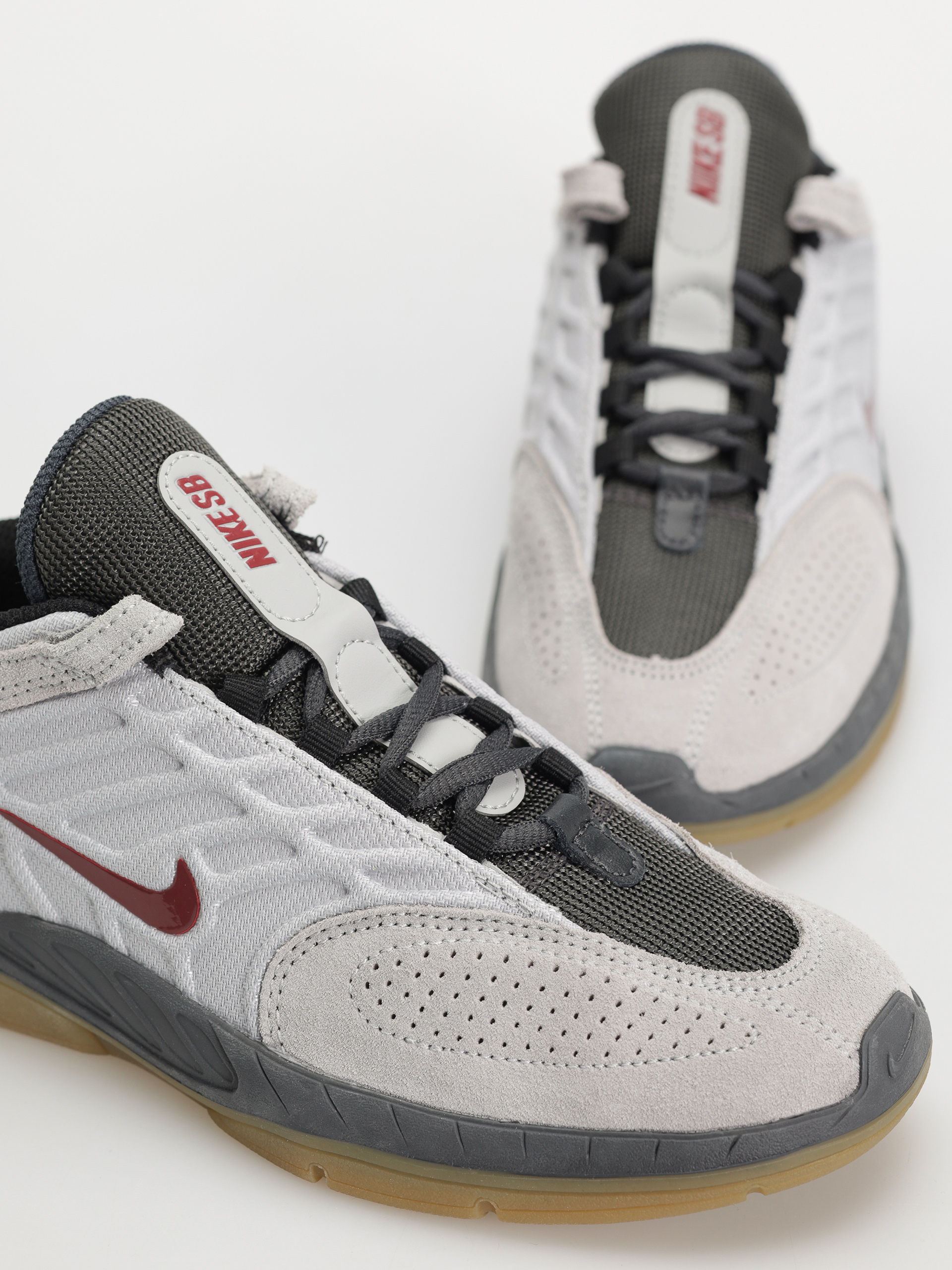 Boty Nike SB Vertebrae (lt smoke grey/dark team red)