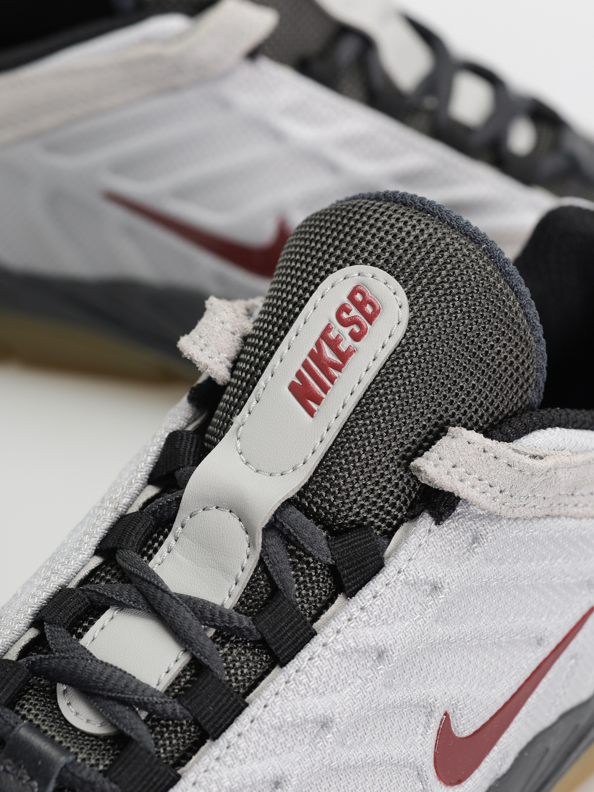 Boty Nike SB Vertebrae (lt smoke grey/dark team red)