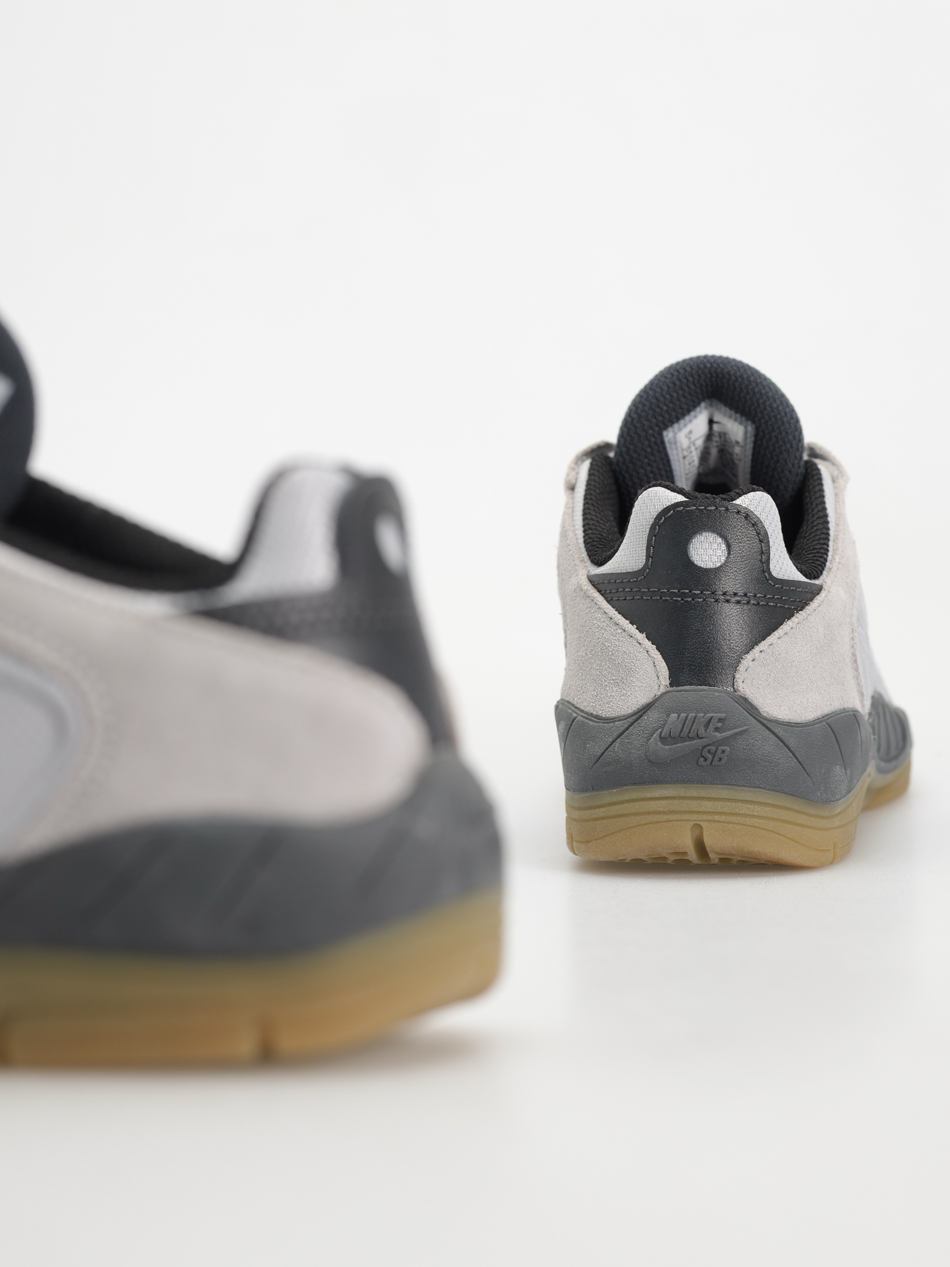 Boty Nike SB Vertebrae (lt smoke grey/dark team red)