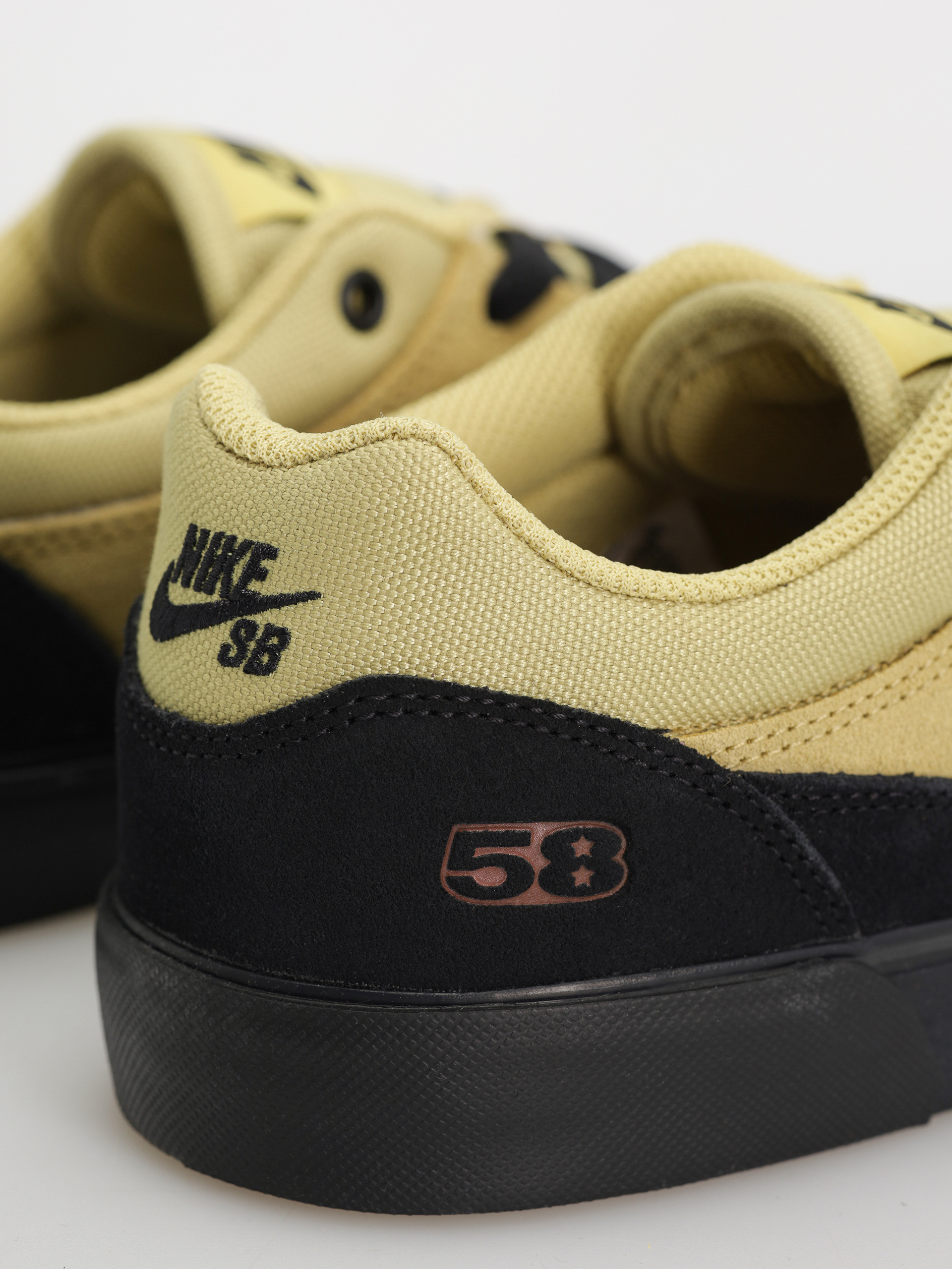 Boty Nike SB Malor TE (buff gold/black black cinnamon)