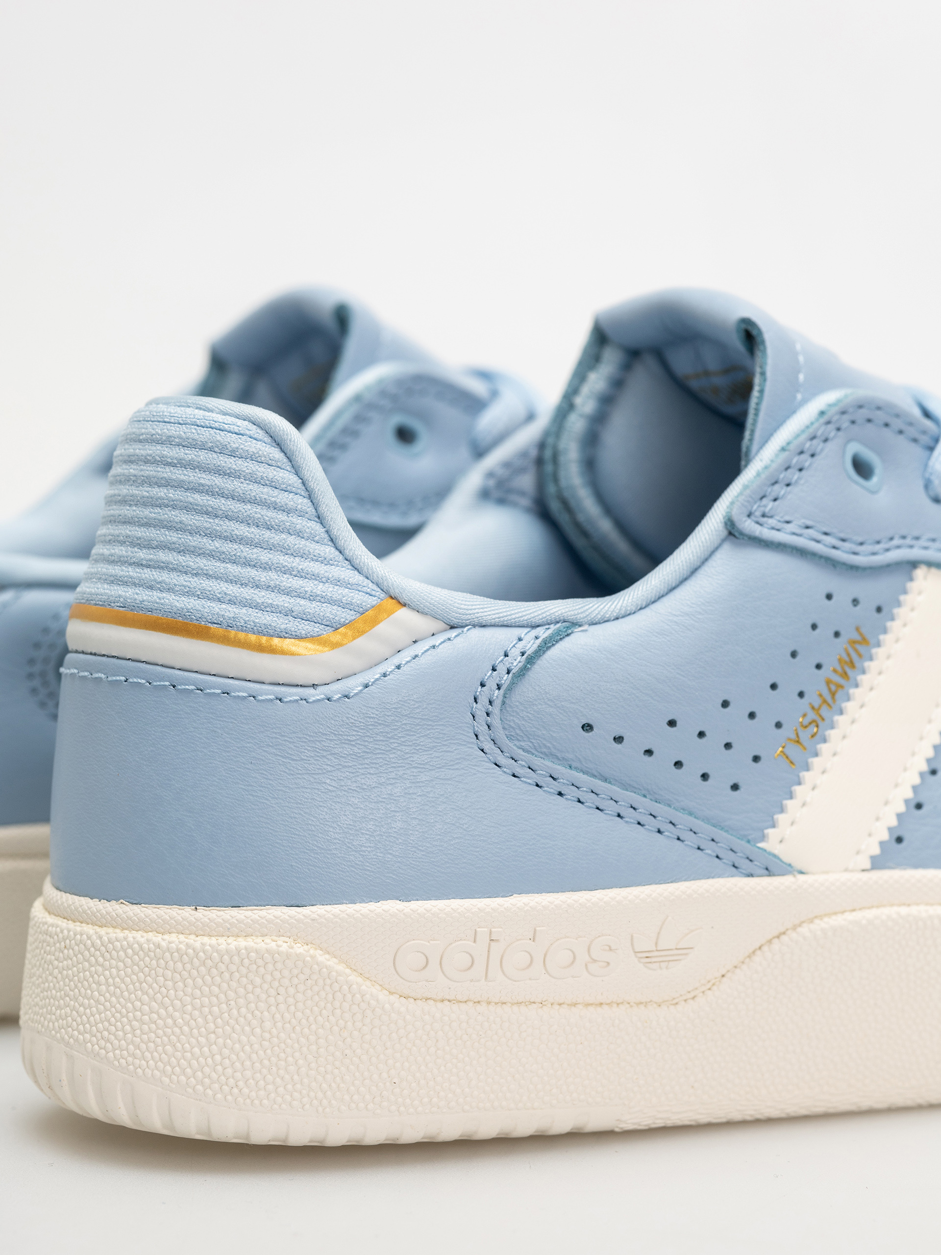 Boty adidas Tyshawn Low (clesky/cwhite/goldmt)