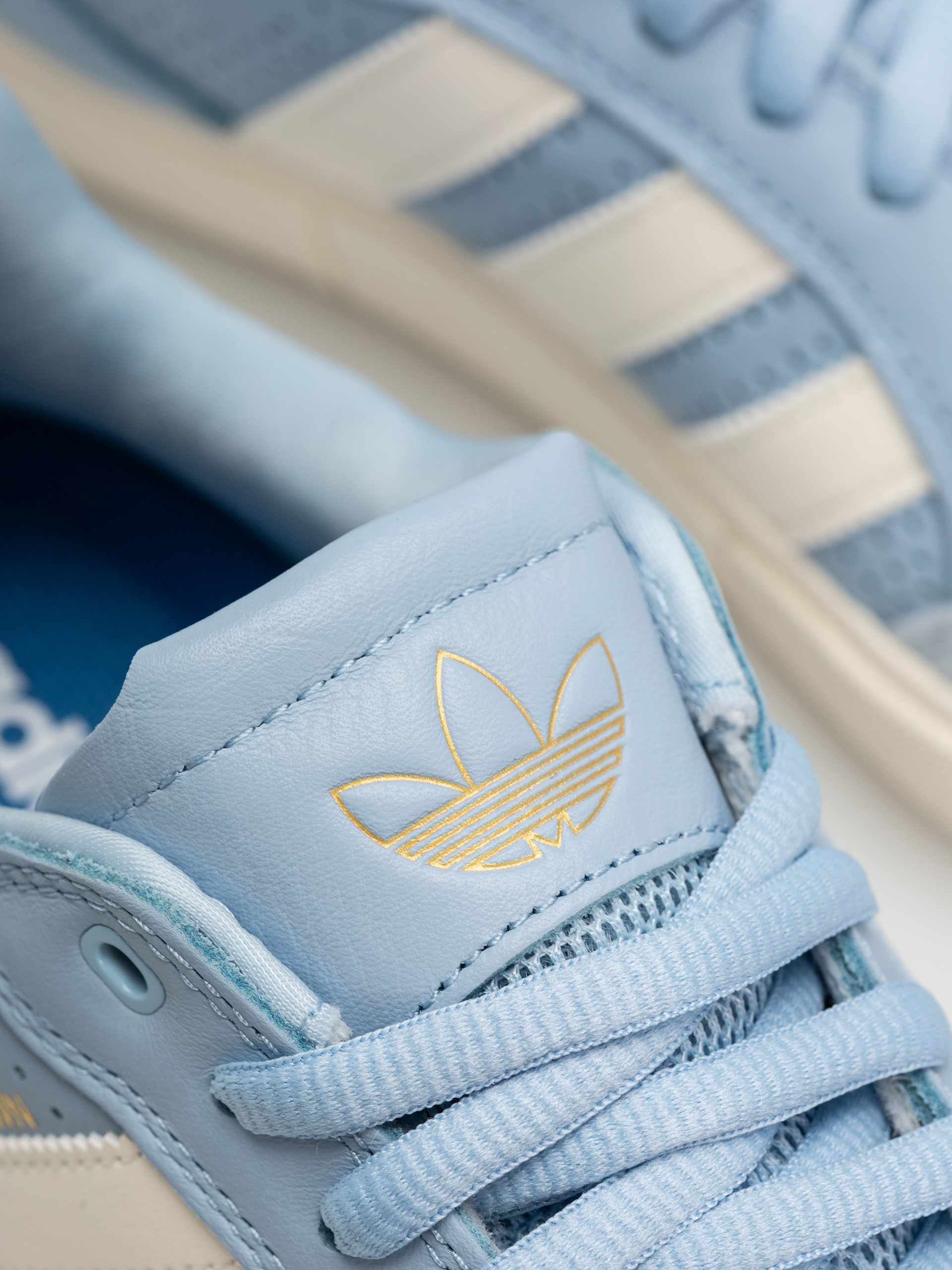 Boty adidas Tyshawn Low (clesky/cwhite/goldmt)