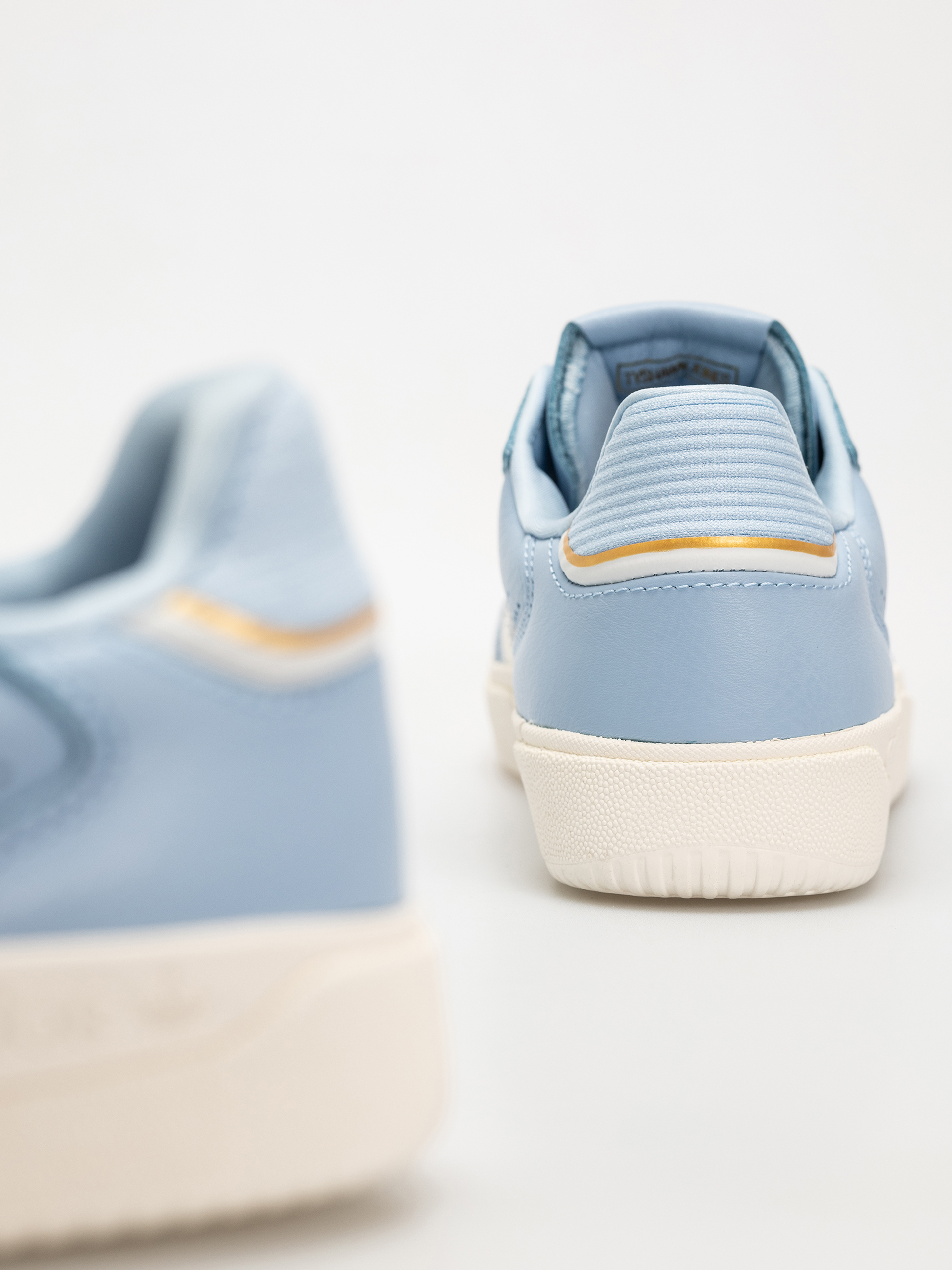 Boty adidas Tyshawn Low (clesky/cwhite/goldmt)