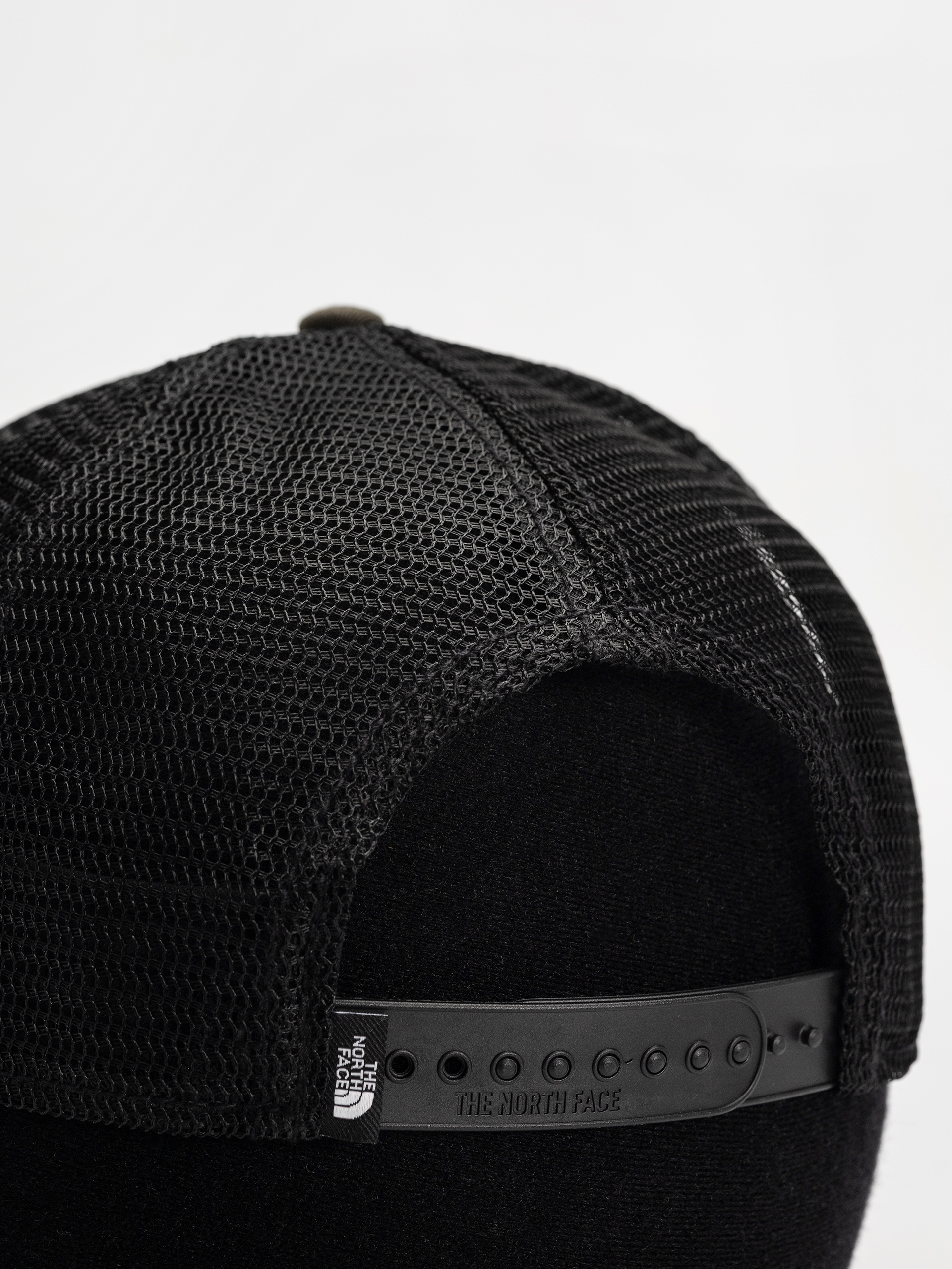 Kšiltovka  The North Face Embroidered Mudder Trucker (new taupe green/bear green)