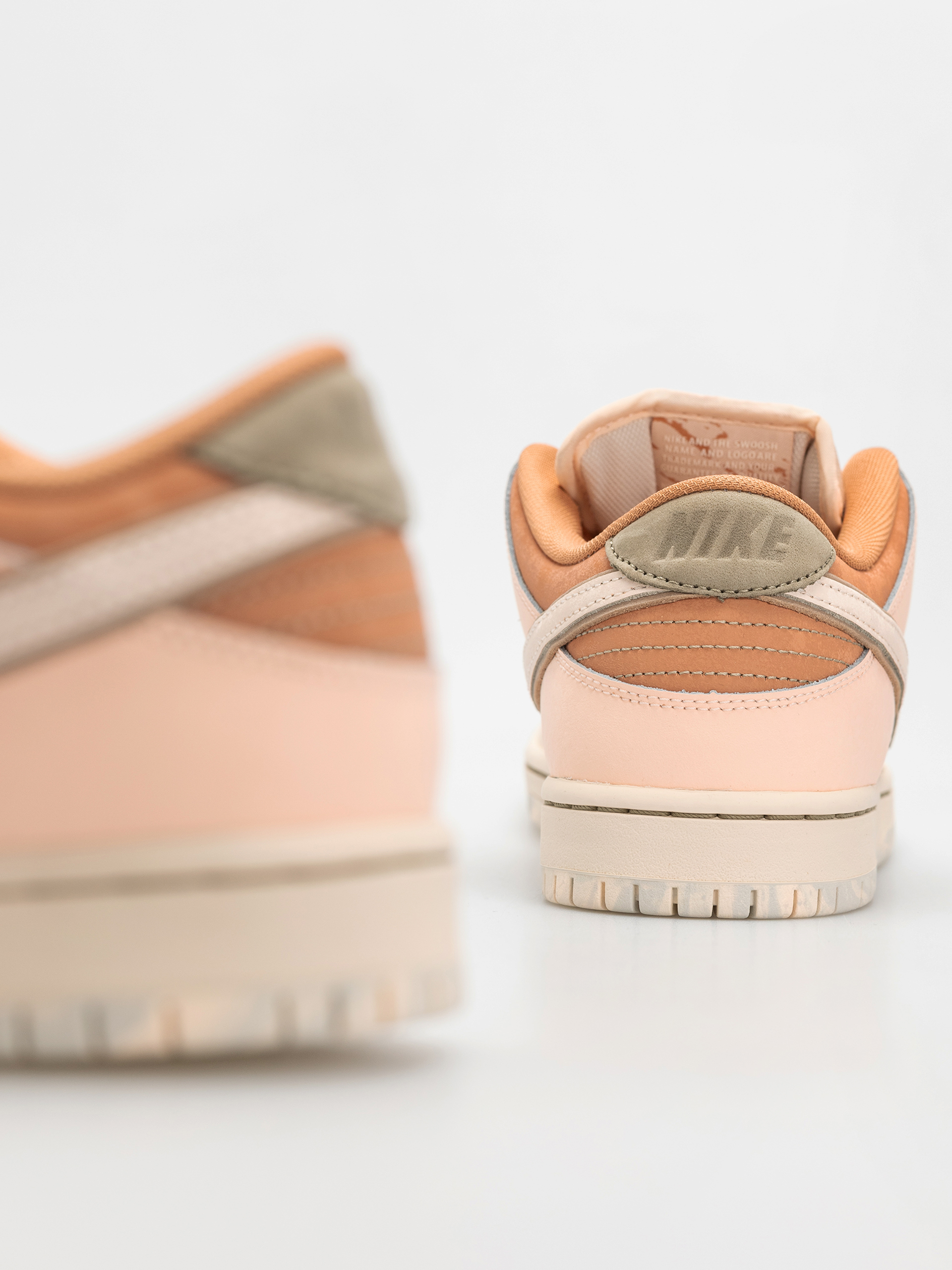 Boty Nike SB Dunk Low Pro Prm (amber brown/guava ice crimson tint hemp)