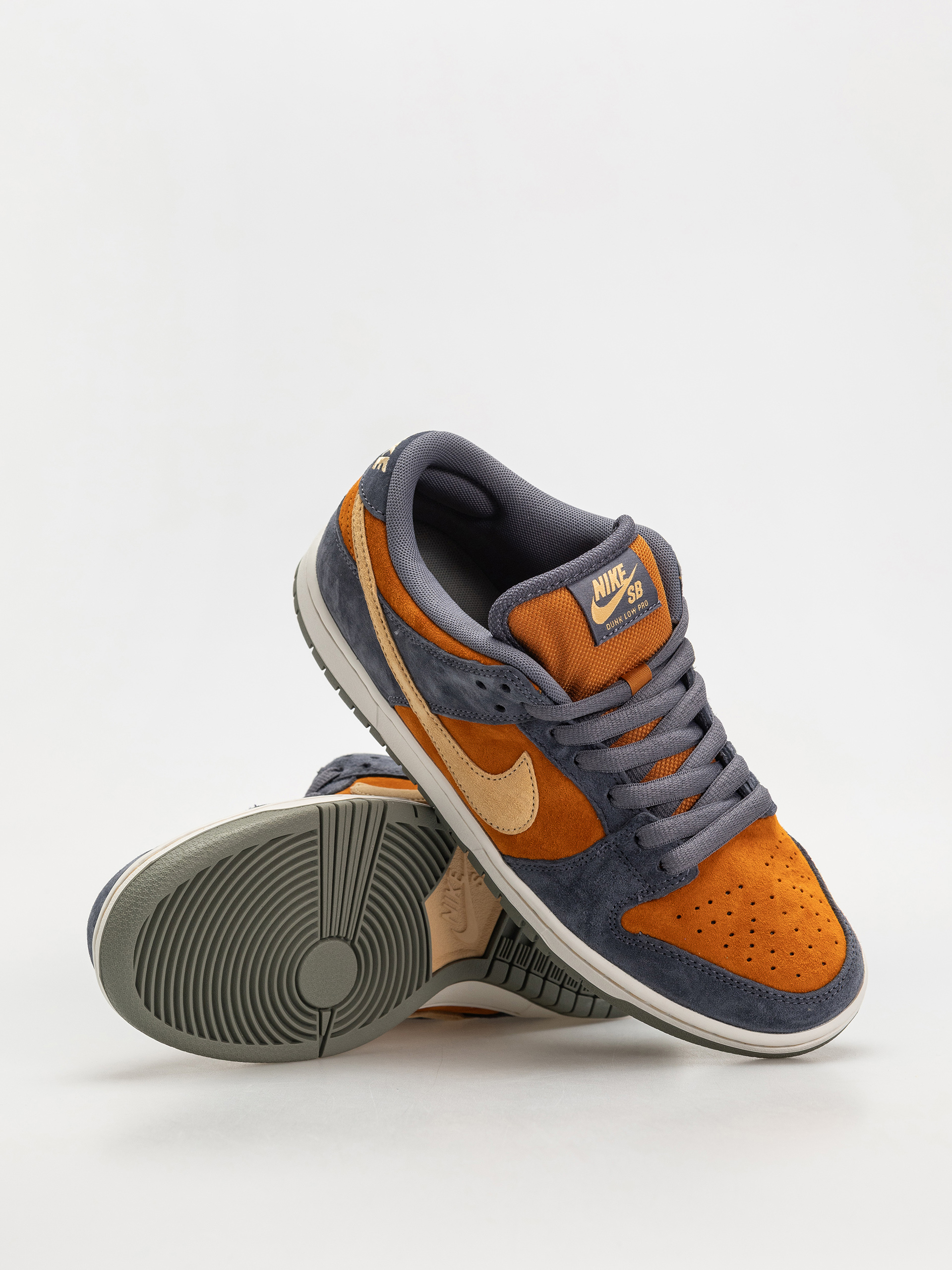 Boty Nike SB Dunk Low Pro (light carbon/sesame monarch summit white)