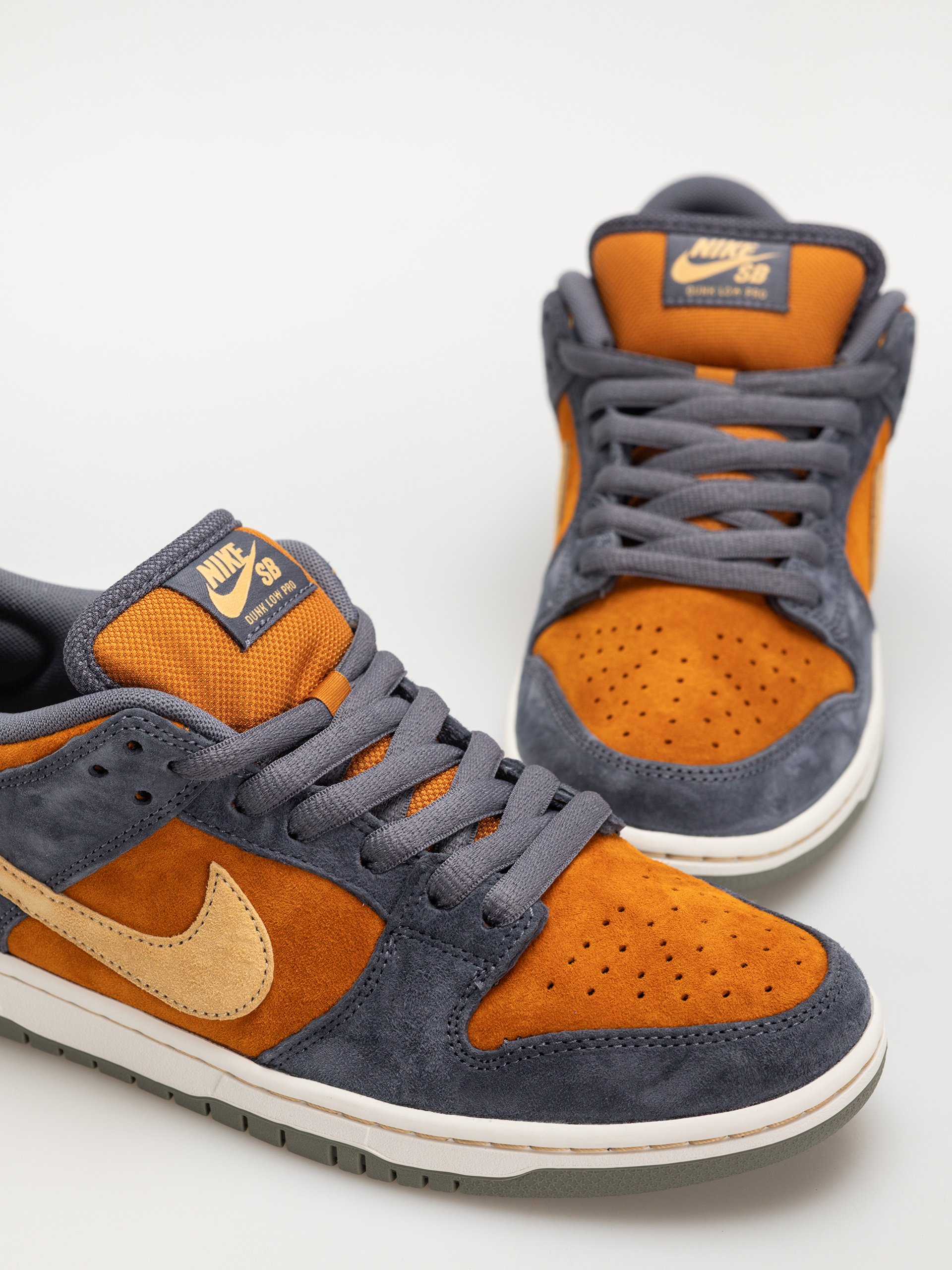 Boty Nike SB Dunk Low Pro (light carbon/sesame monarch summit white)